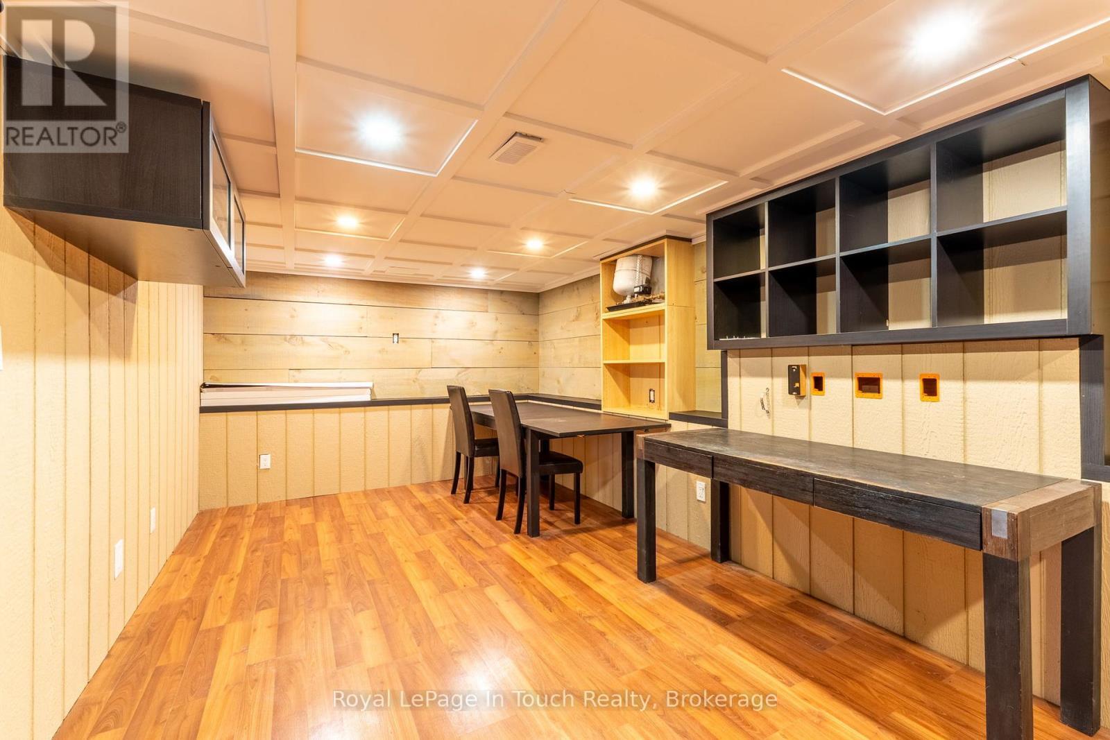 












727 VICTORIA STREET

,
Midland,




Ontario
L4R1B2

