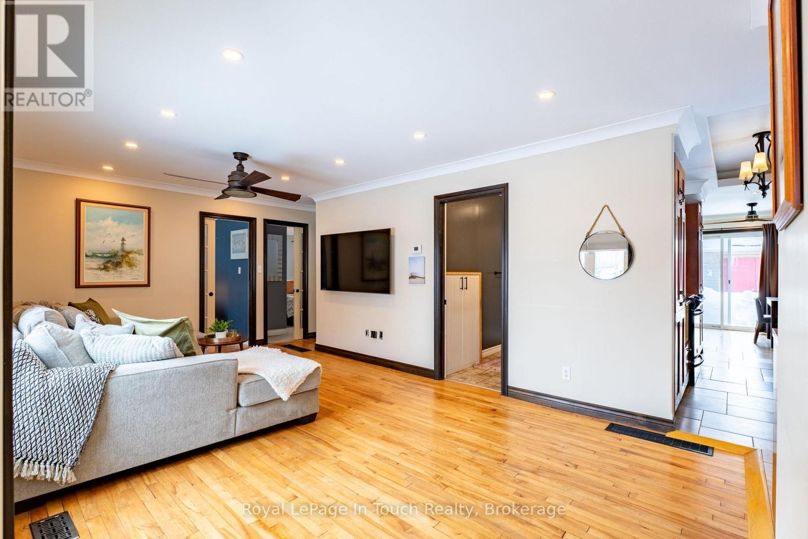 












727 VICTORIA STREET

,
Midland,




Ontario
L4R1B2

