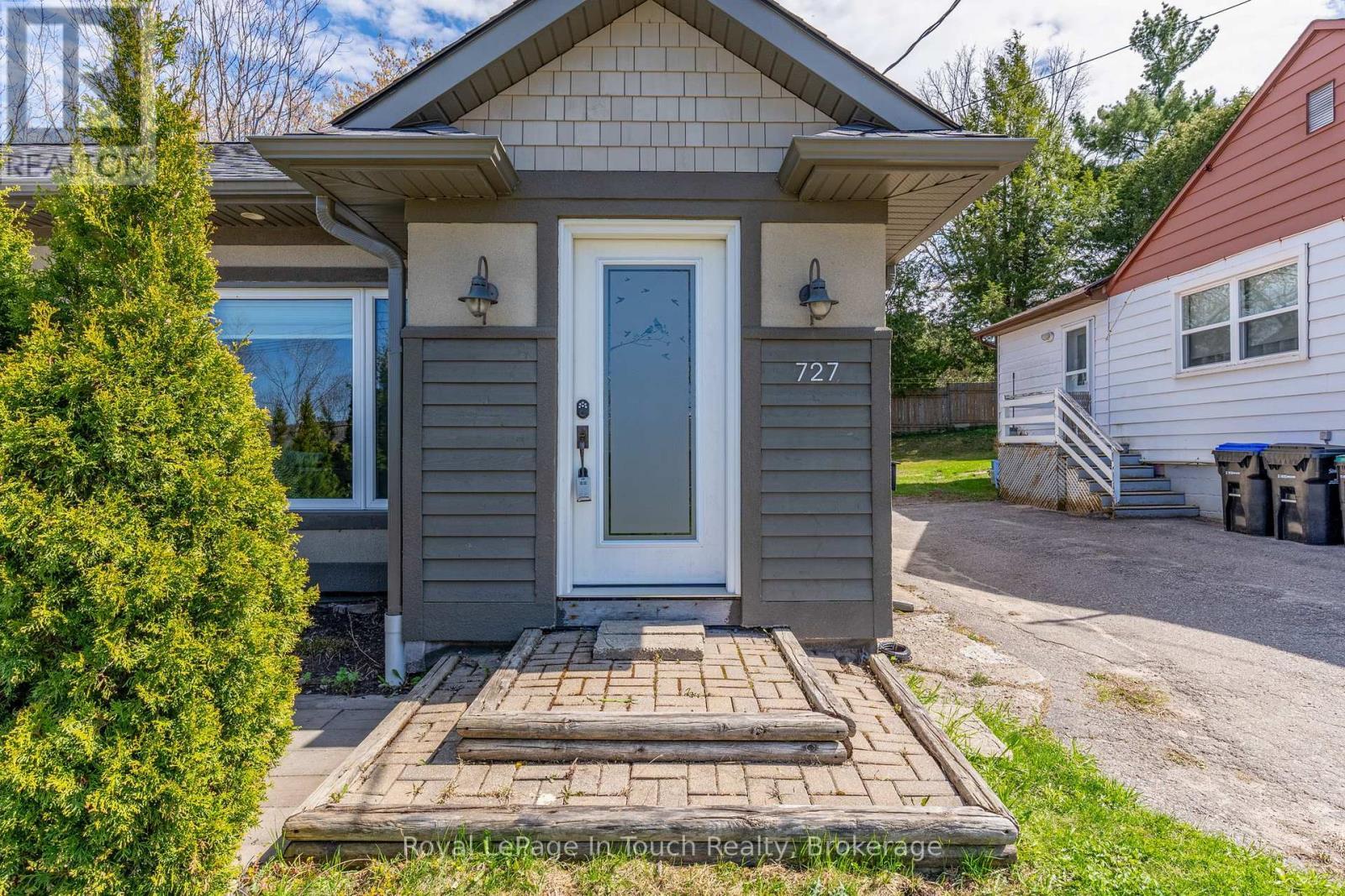 












727 VICTORIA STREET

,
Midland,




Ontario
L4R1B2

