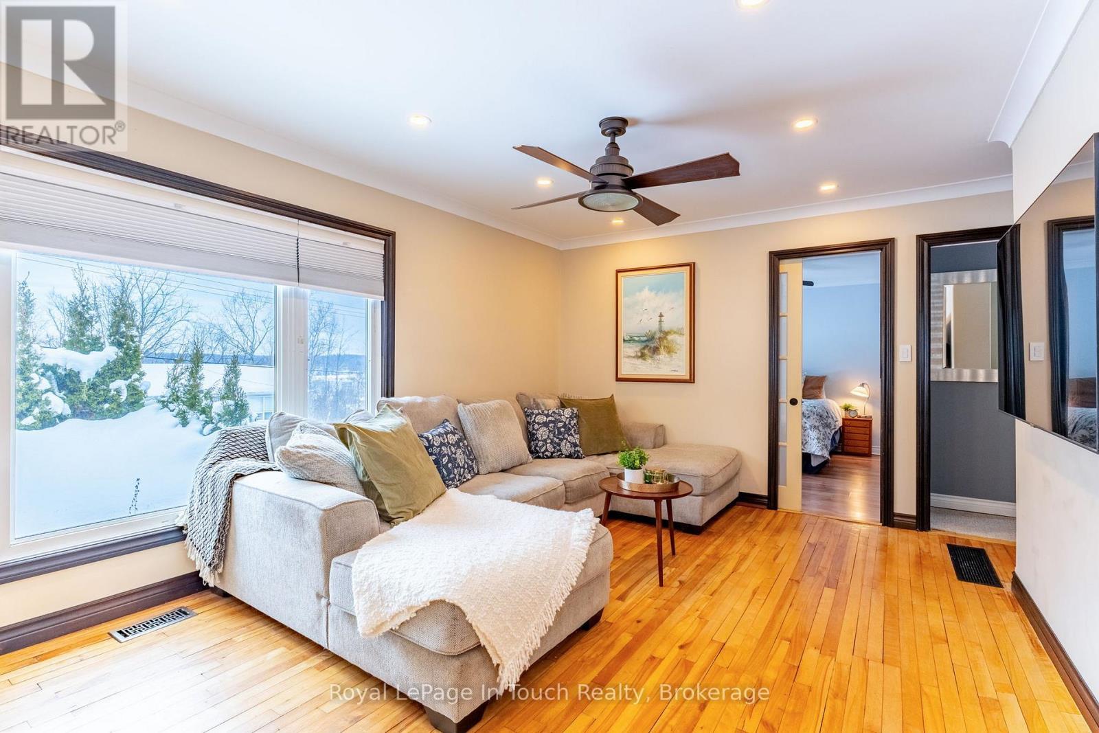 












727 VICTORIA STREET

,
Midland,




Ontario
L4R1B2

