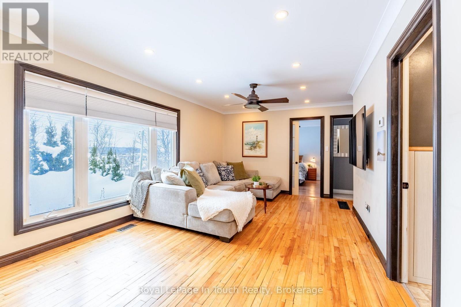 












727 VICTORIA STREET

,
Midland,




Ontario
L4R1B2

