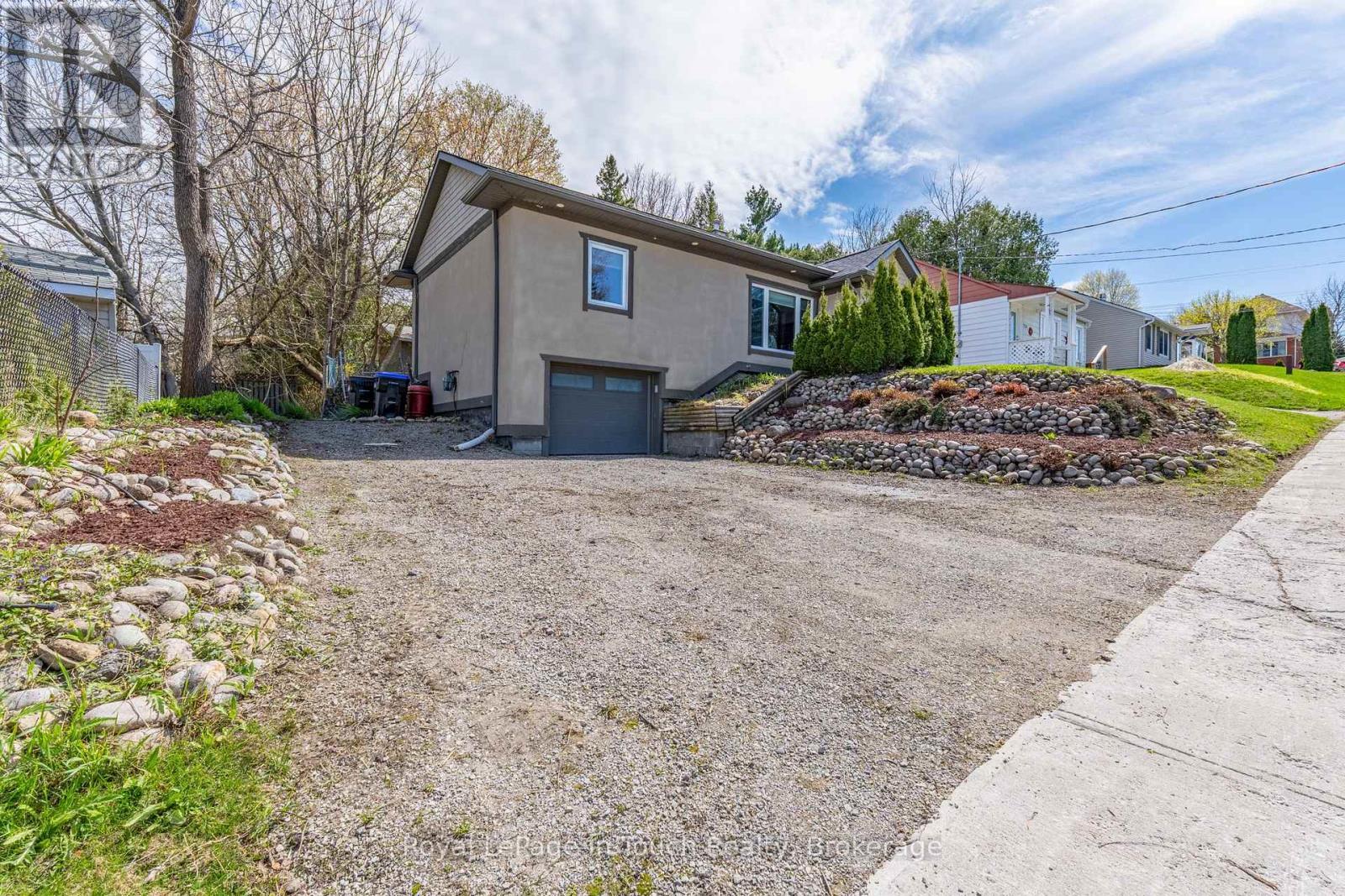 












727 VICTORIA STREET

,
Midland,




Ontario
L4R1B2

