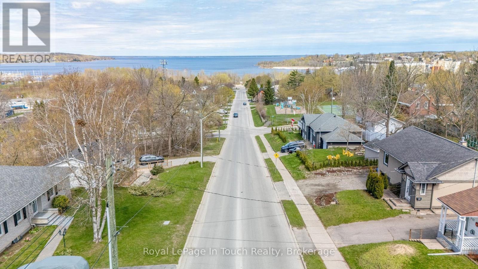 












727 VICTORIA STREET

,
Midland,




Ontario
L4R1B2

