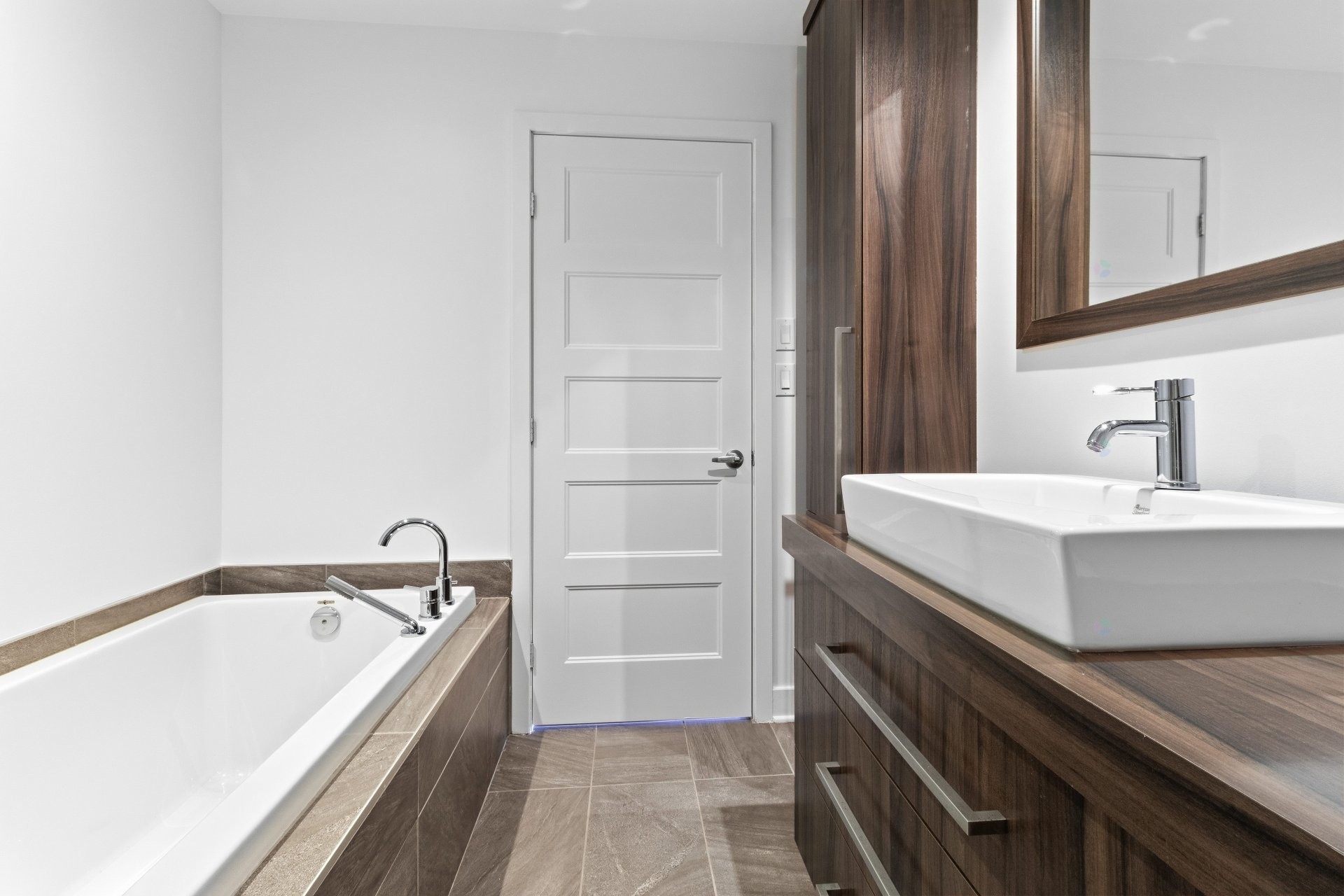 









12832


Rue Notre-Dame E.

, 100,
Montréal (Rivière-des-Prairies/Pointe-aux-Trembles),




QC
H1A1R9

