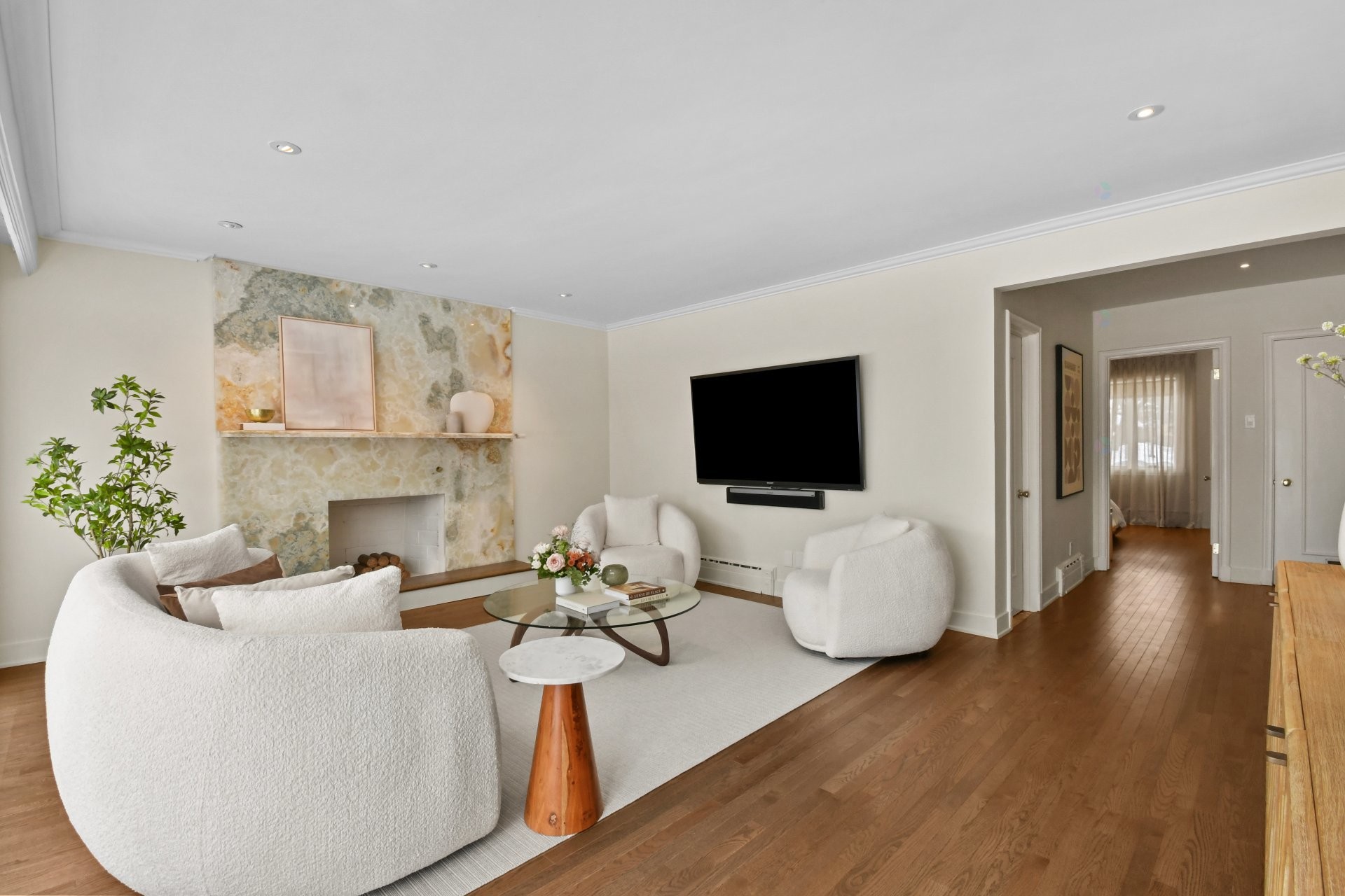 









1670


Ch. Markham

,
Mont-Royal,




QC
H3P3B2

