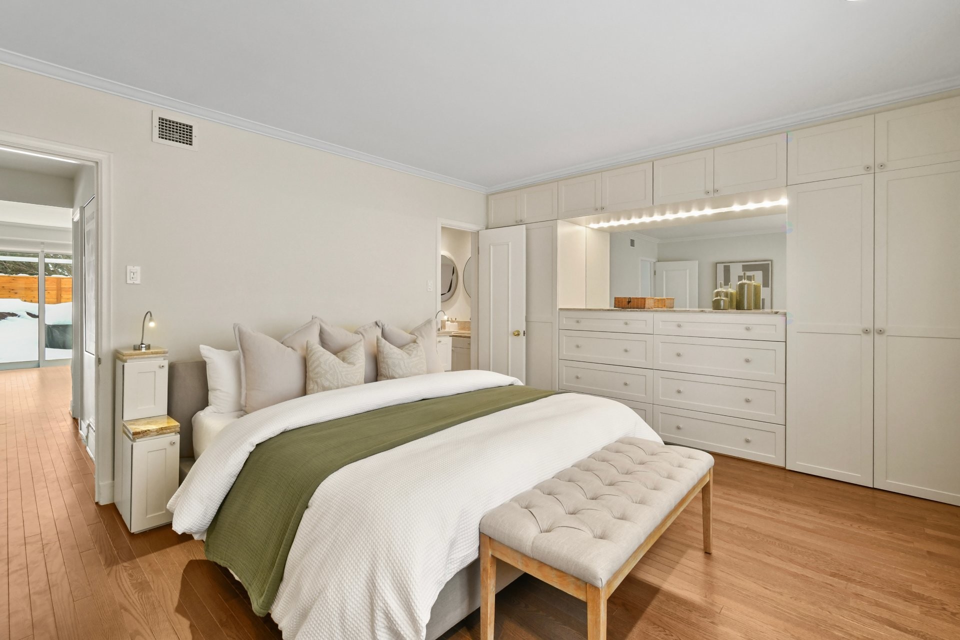 









1670


Ch. Markham

,
Mont-Royal,




QC
H3P3B2

