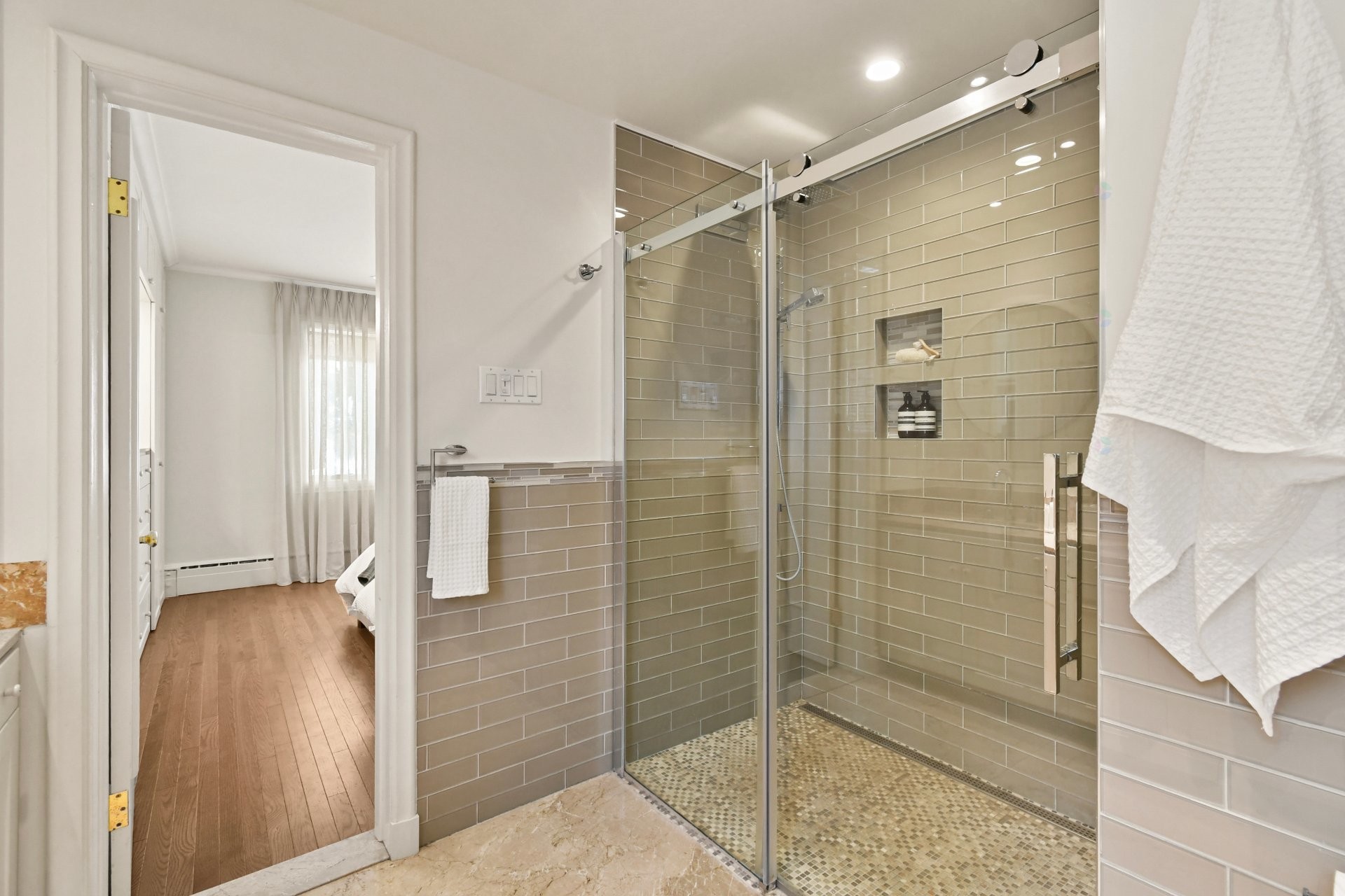 









1670


Ch. Markham

,
Mont-Royal,




QC
H3P3B2

