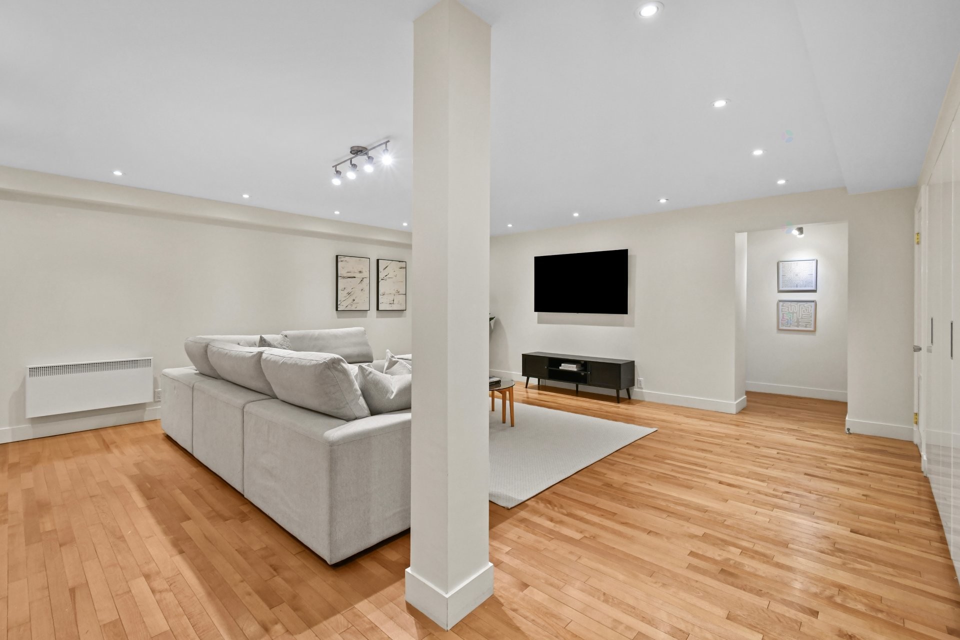 









1670


Ch. Markham

,
Mont-Royal,




QC
H3P3B2

