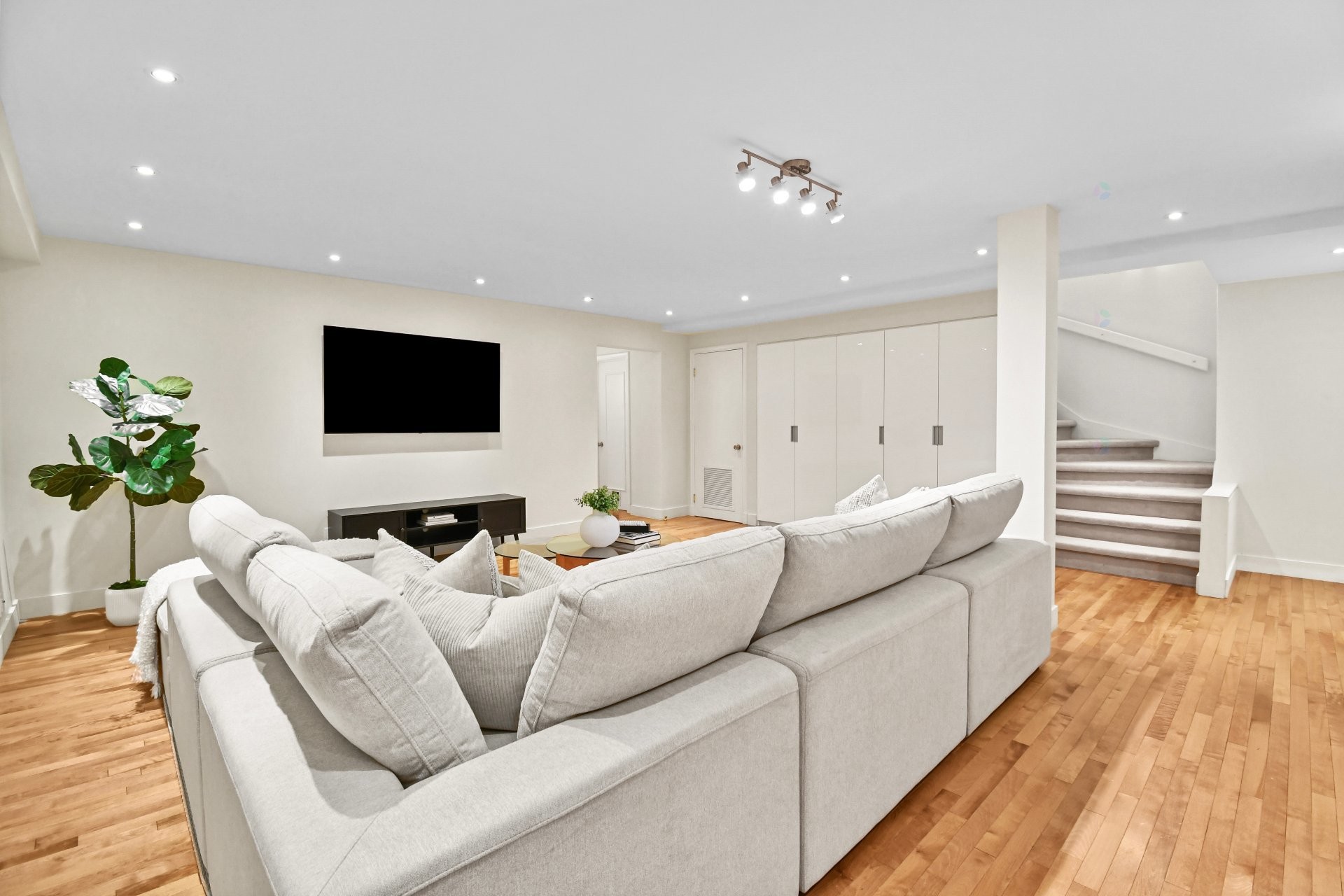 









1670


Ch. Markham

,
Mont-Royal,




QC
H3P3B2

