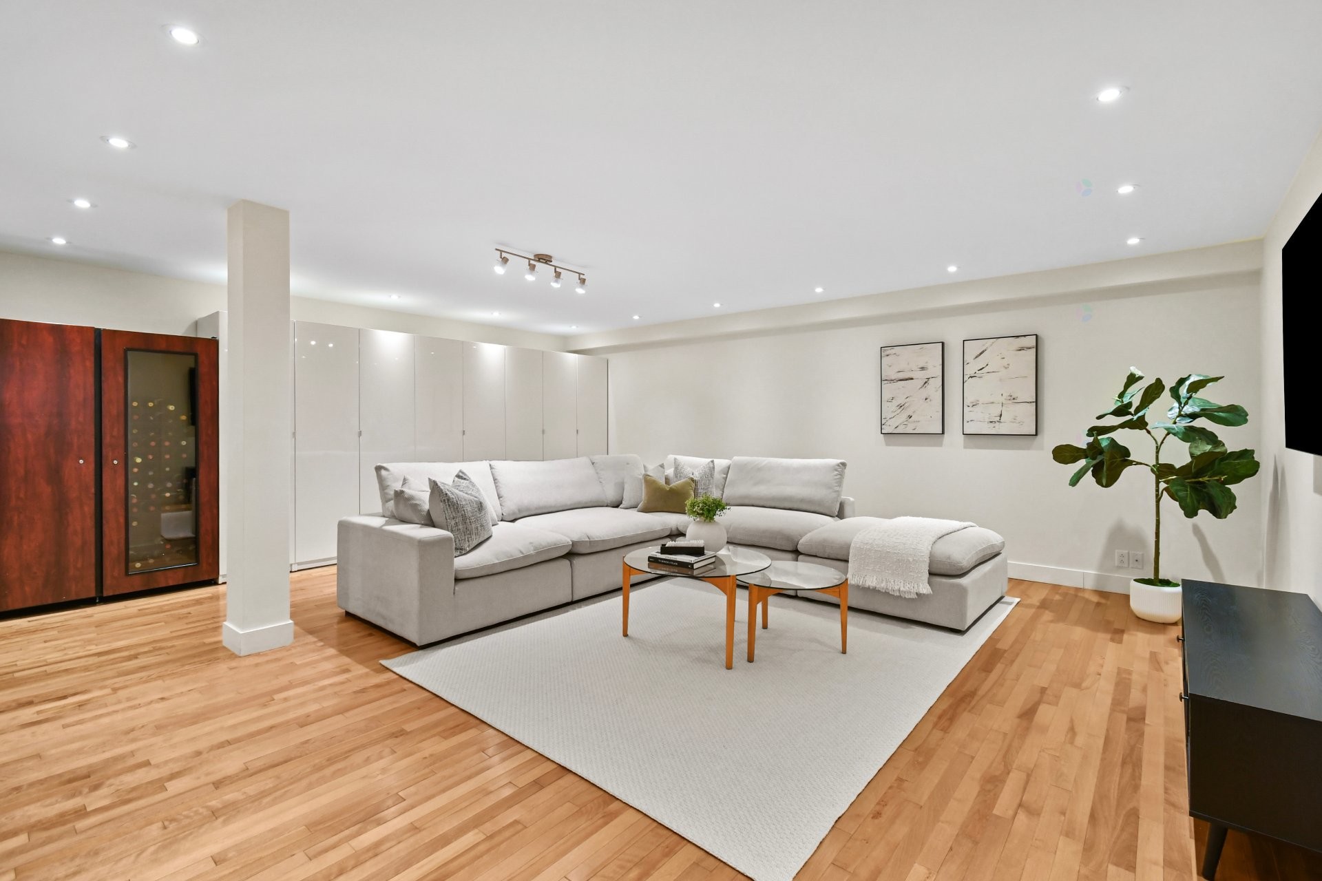 









1670


Ch. Markham

,
Mont-Royal,




QC
H3P3B2

