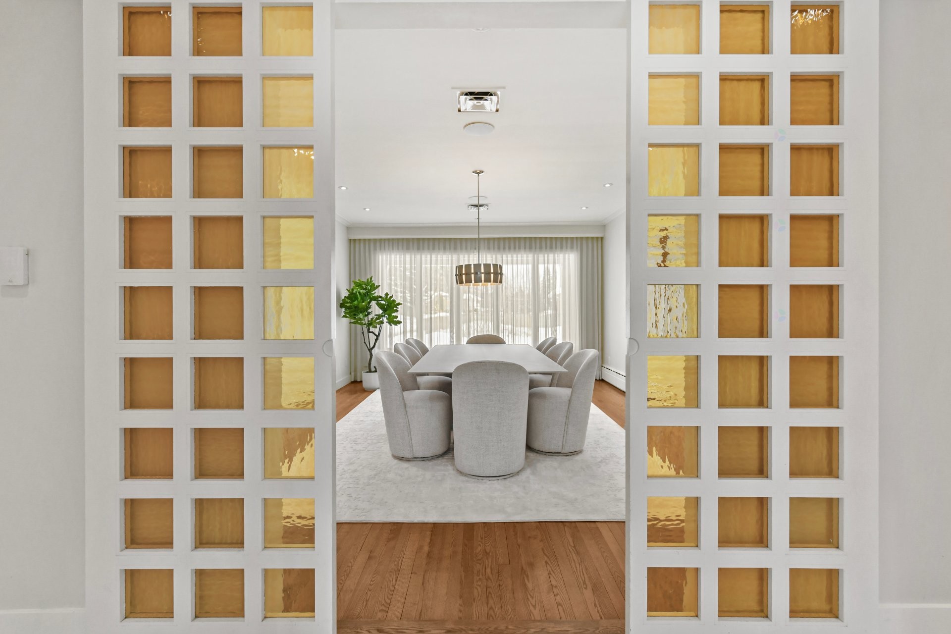 









1670


Ch. Markham

,
Mont-Royal,




QC
H3P3B2

