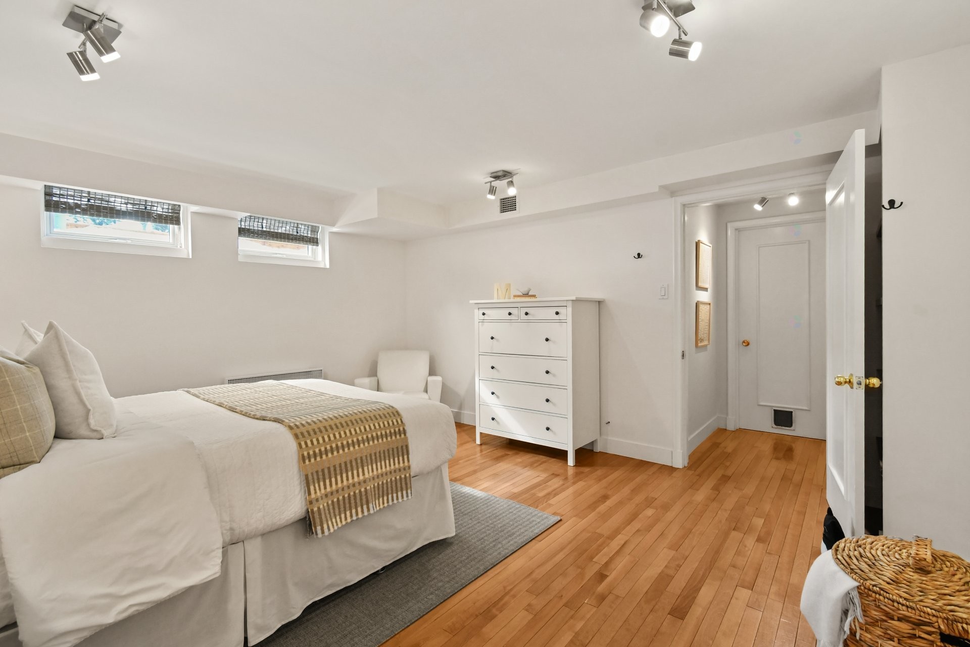 









1670


Ch. Markham

,
Mont-Royal,




QC
H3P3B2

