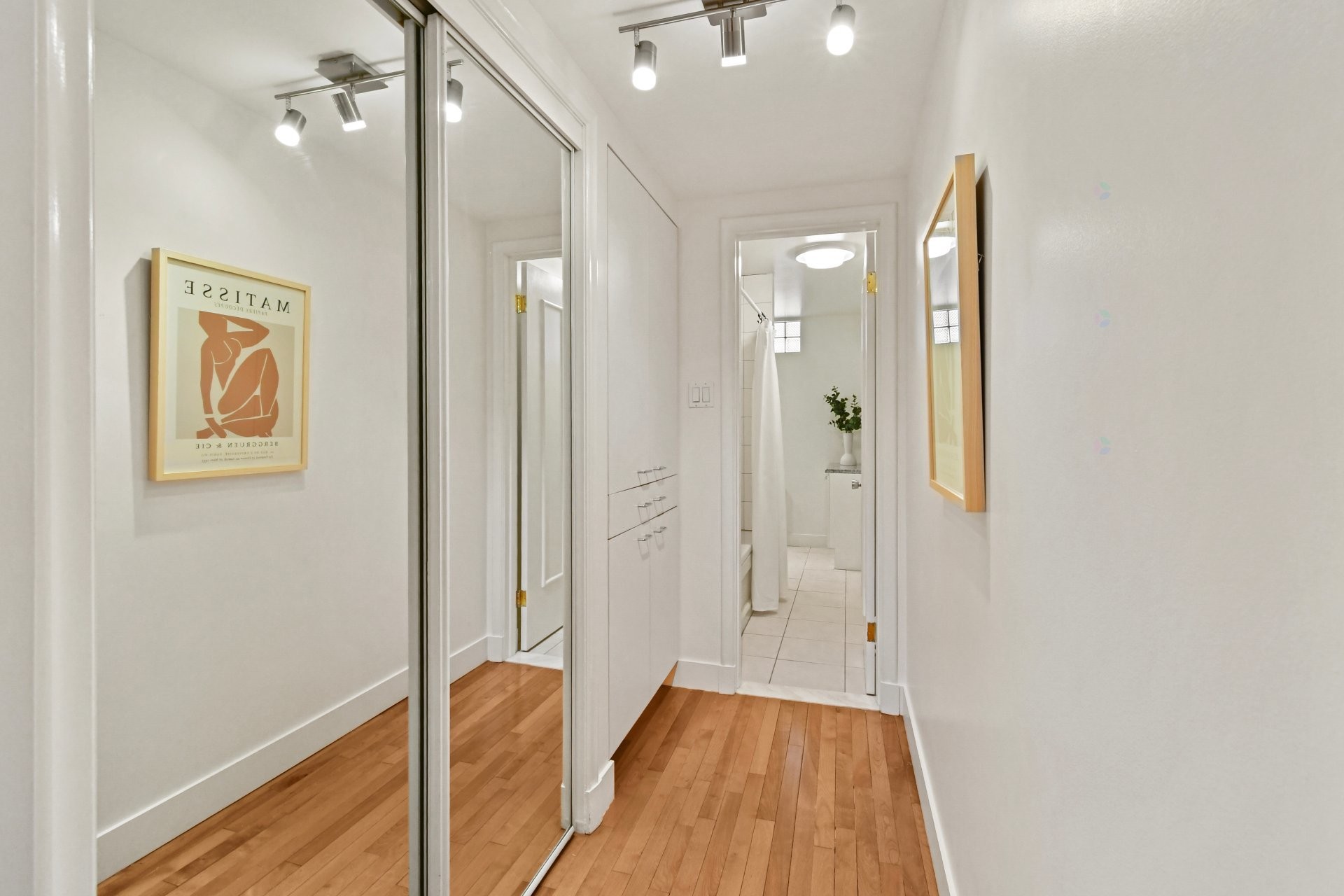 









1670


Ch. Markham

,
Mont-Royal,




QC
H3P3B2

