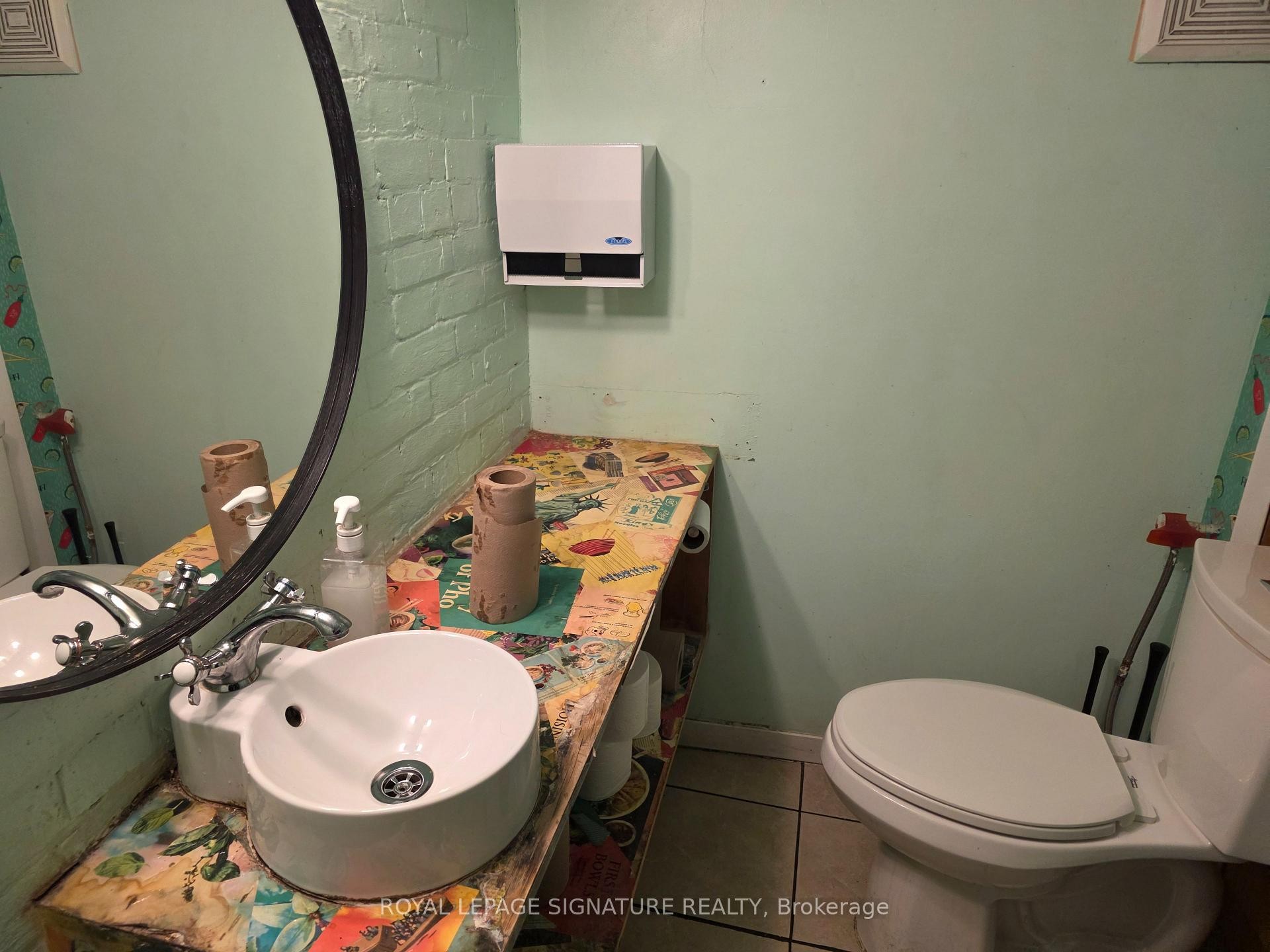 









858


Bloor

Street West,
Toronto,




ON
M6G 1M2

