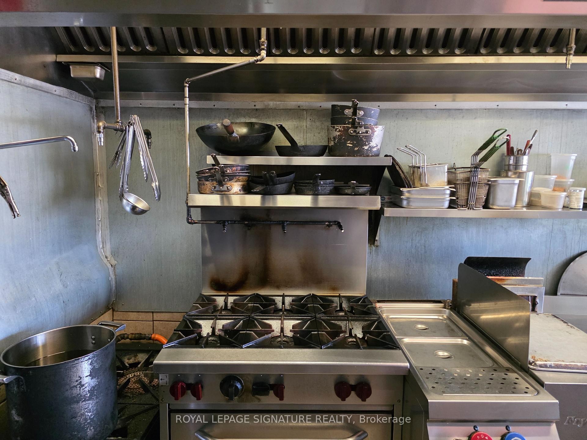 









858


Bloor

Street West,
Toronto,




ON
M6G 1M2

