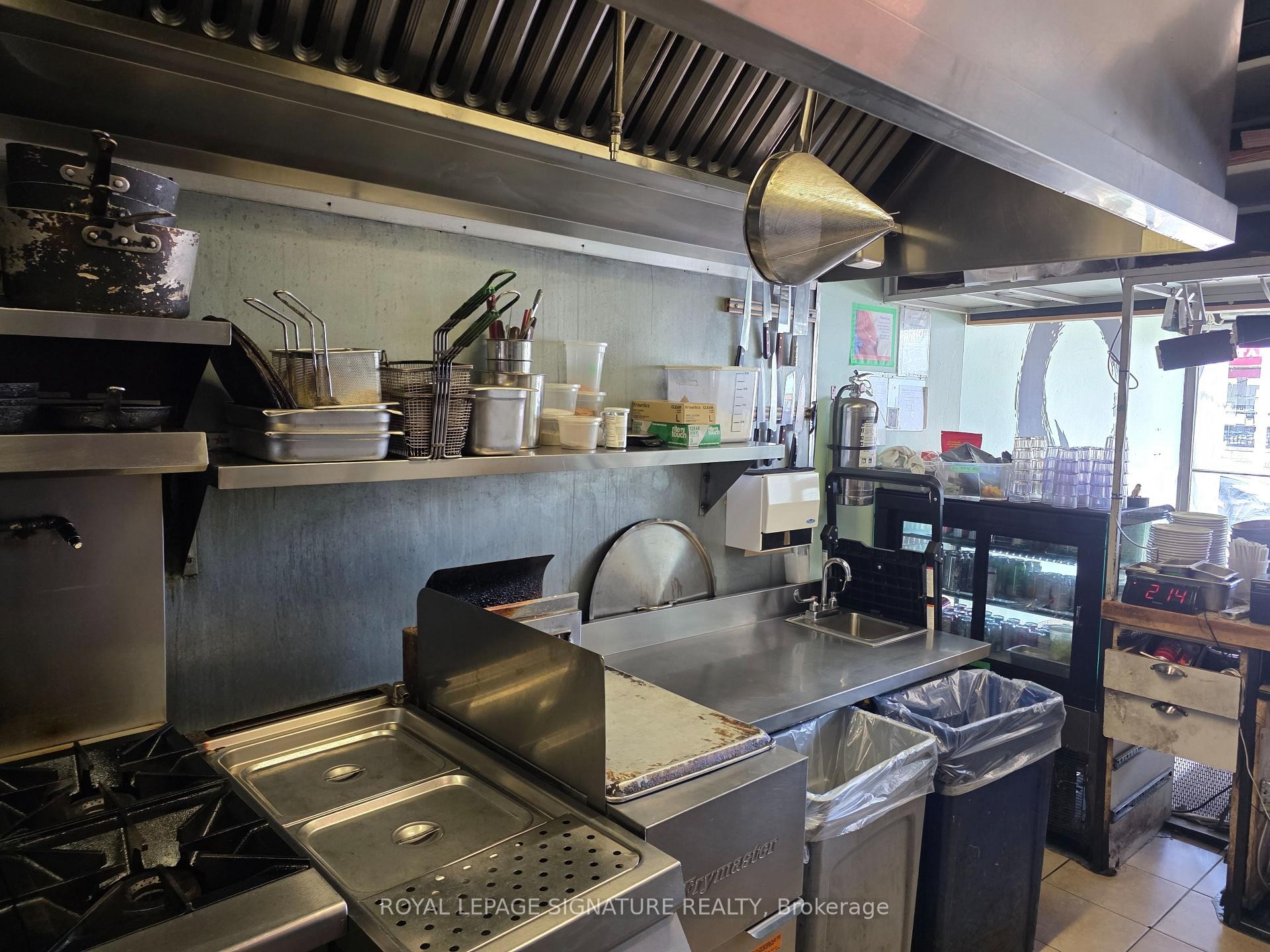 









858


Bloor

Street West,
Toronto,




ON
M6G 1M2

