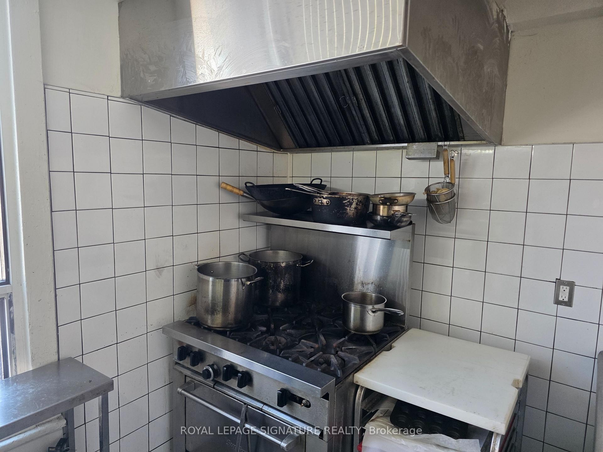 









858


Bloor

Street West,
Toronto,




ON
M6G 1M2

