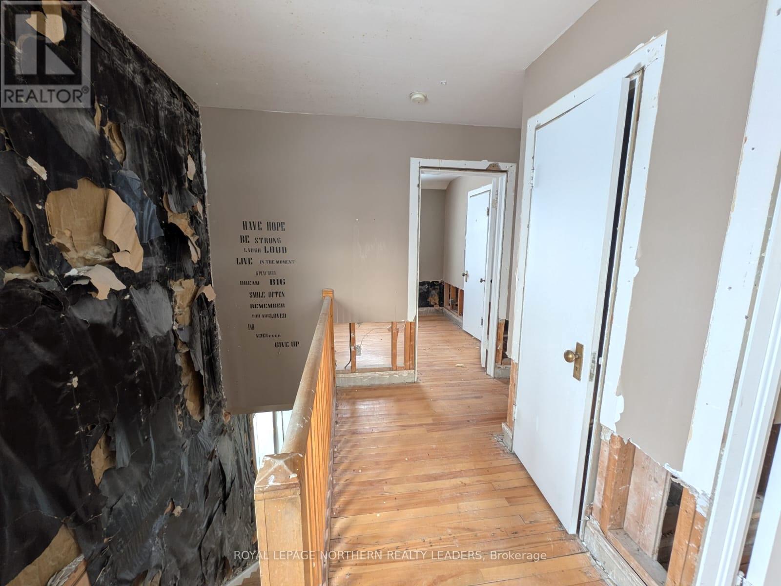 












5 SIXTH ST W

,
Smooth Rock Falls (SRF),




Ontario
P0L2B0

