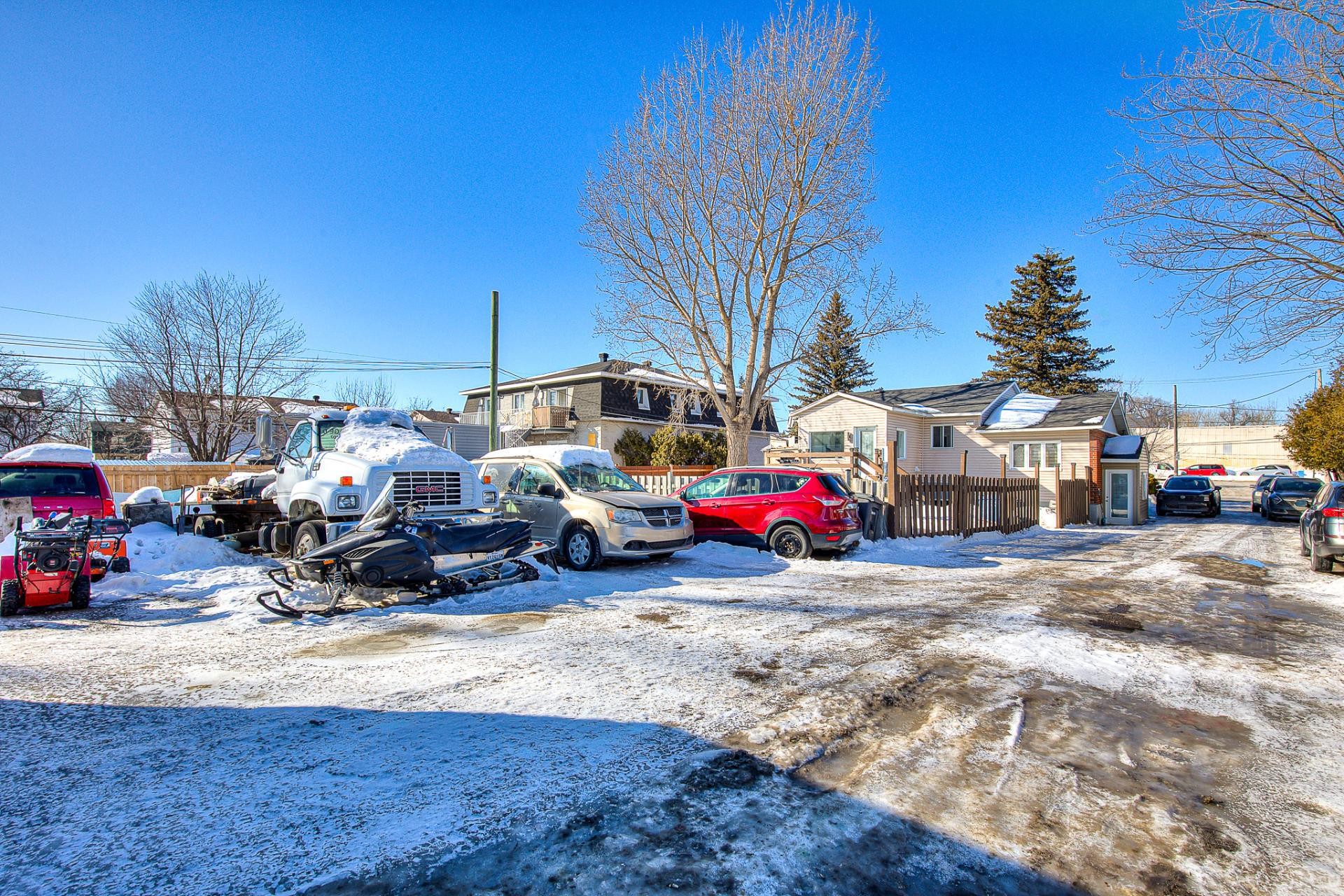 









350


Rue Drapeau

,
Laval (Sainte-Rose),




QC
H7L2B7

