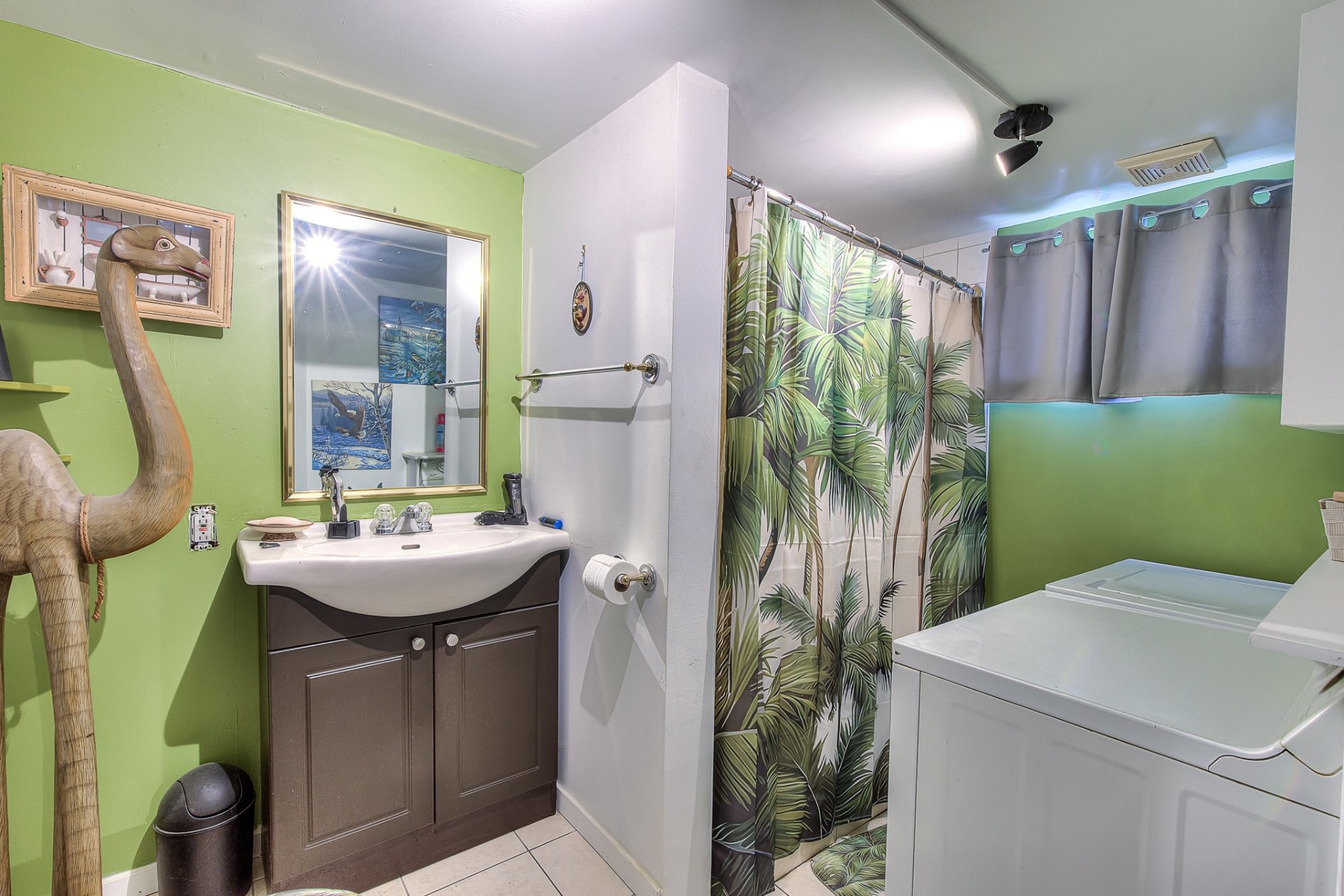 









350


Rue Drapeau

,
Laval (Sainte-Rose),




QC
H7L2B7

