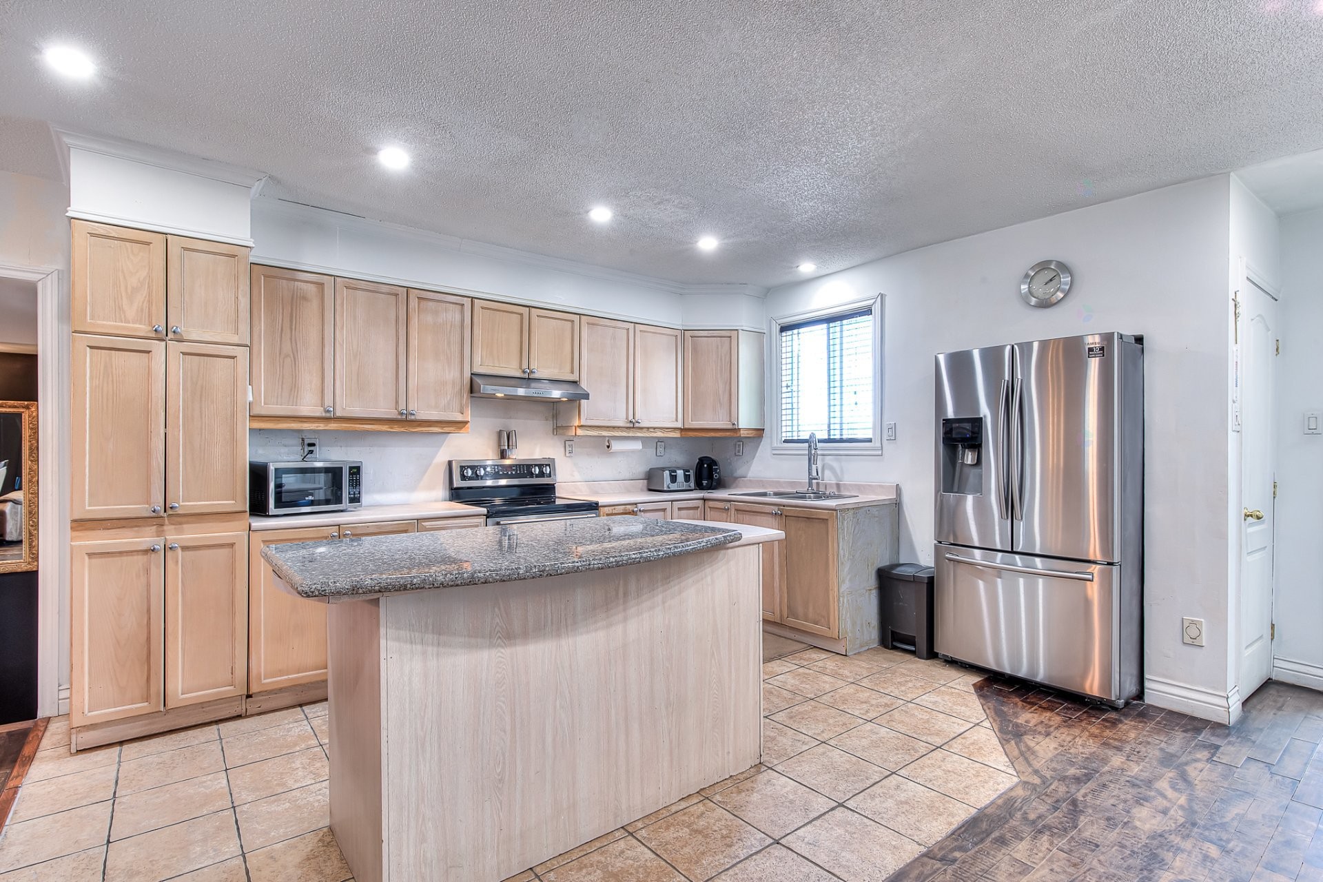 









350


Rue Drapeau

,
Laval (Sainte-Rose),




QC
H7L2B7

