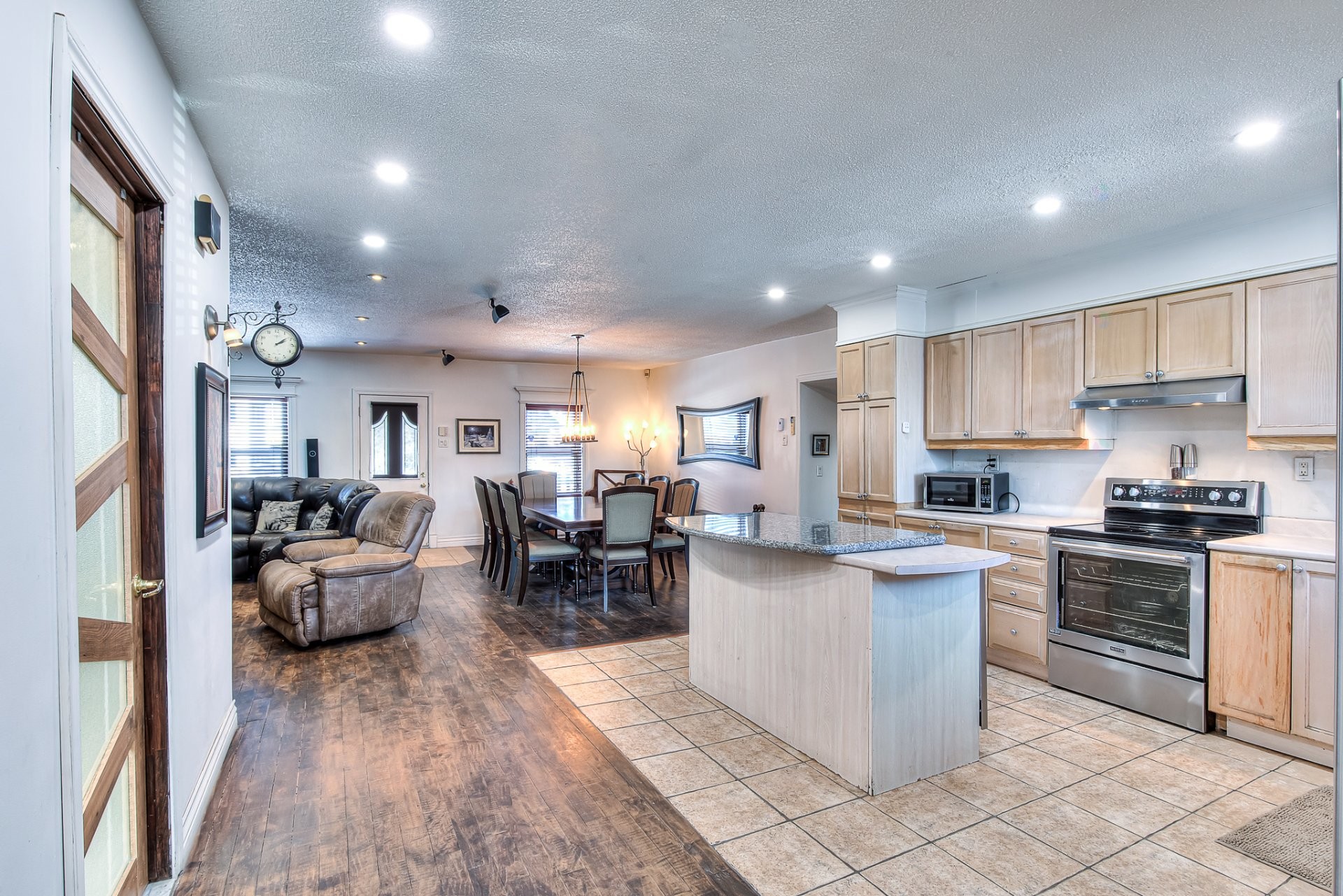 









350


Rue Drapeau

,
Laval (Sainte-Rose),




QC
H7L2B7

