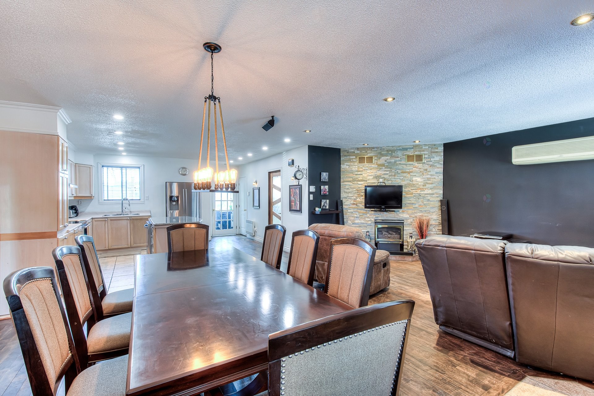 









350


Rue Drapeau

,
Laval (Sainte-Rose),




QC
H7L2B7

