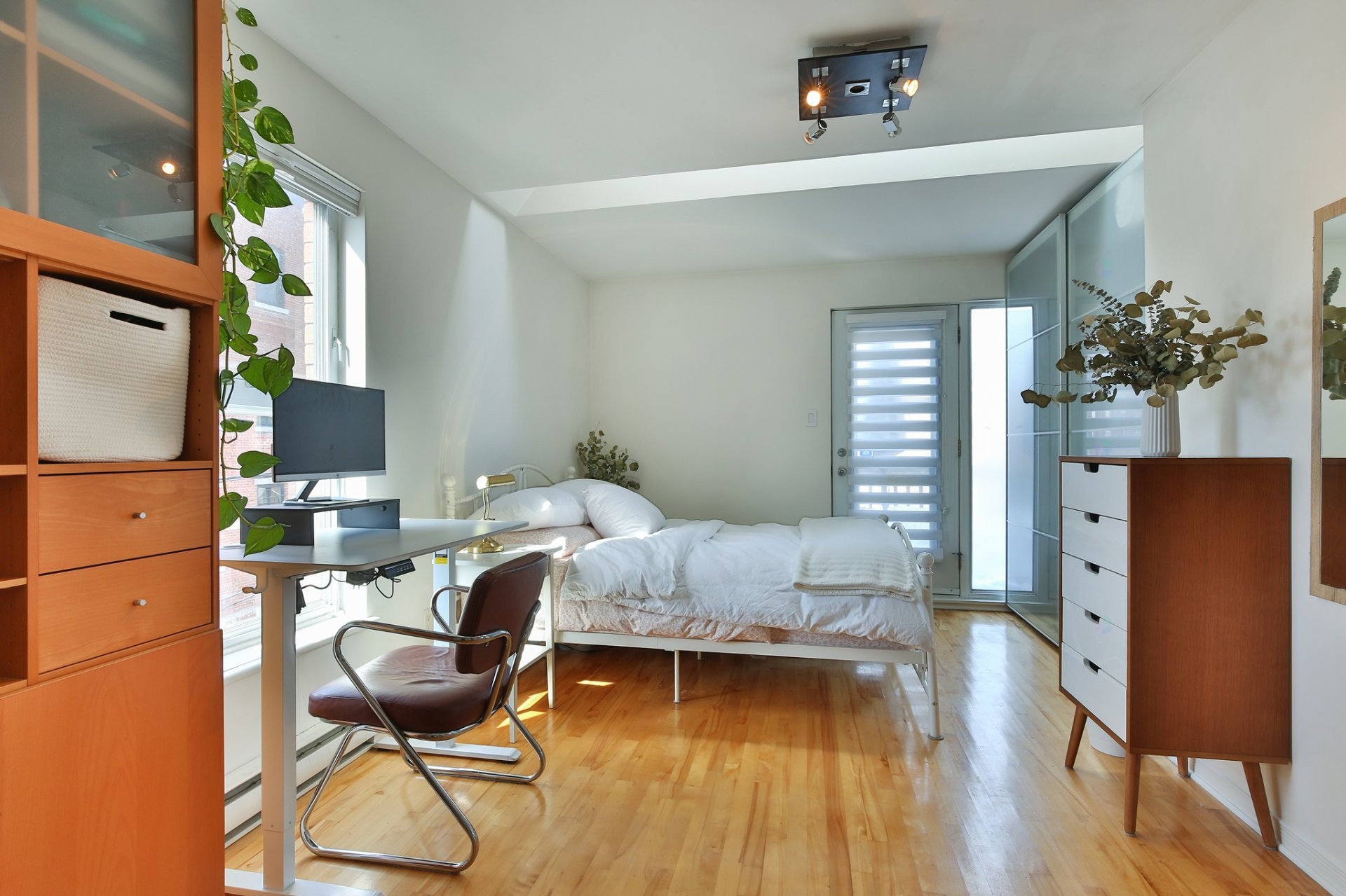 









1351


Rue La Fontaine

, 4,
Montréal (Ville-Marie),




QC
H2L1T6

