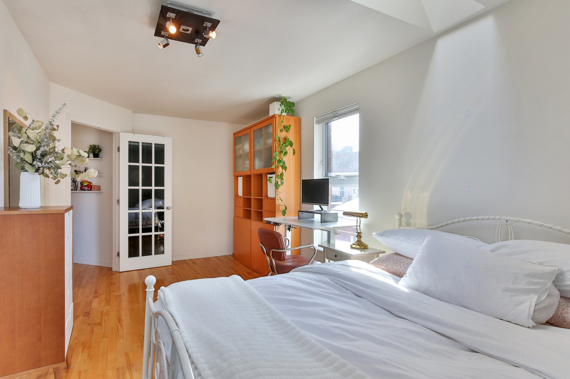 









1351


Rue La Fontaine

, 4,
Montréal (Ville-Marie),




QC
H2L1T6

