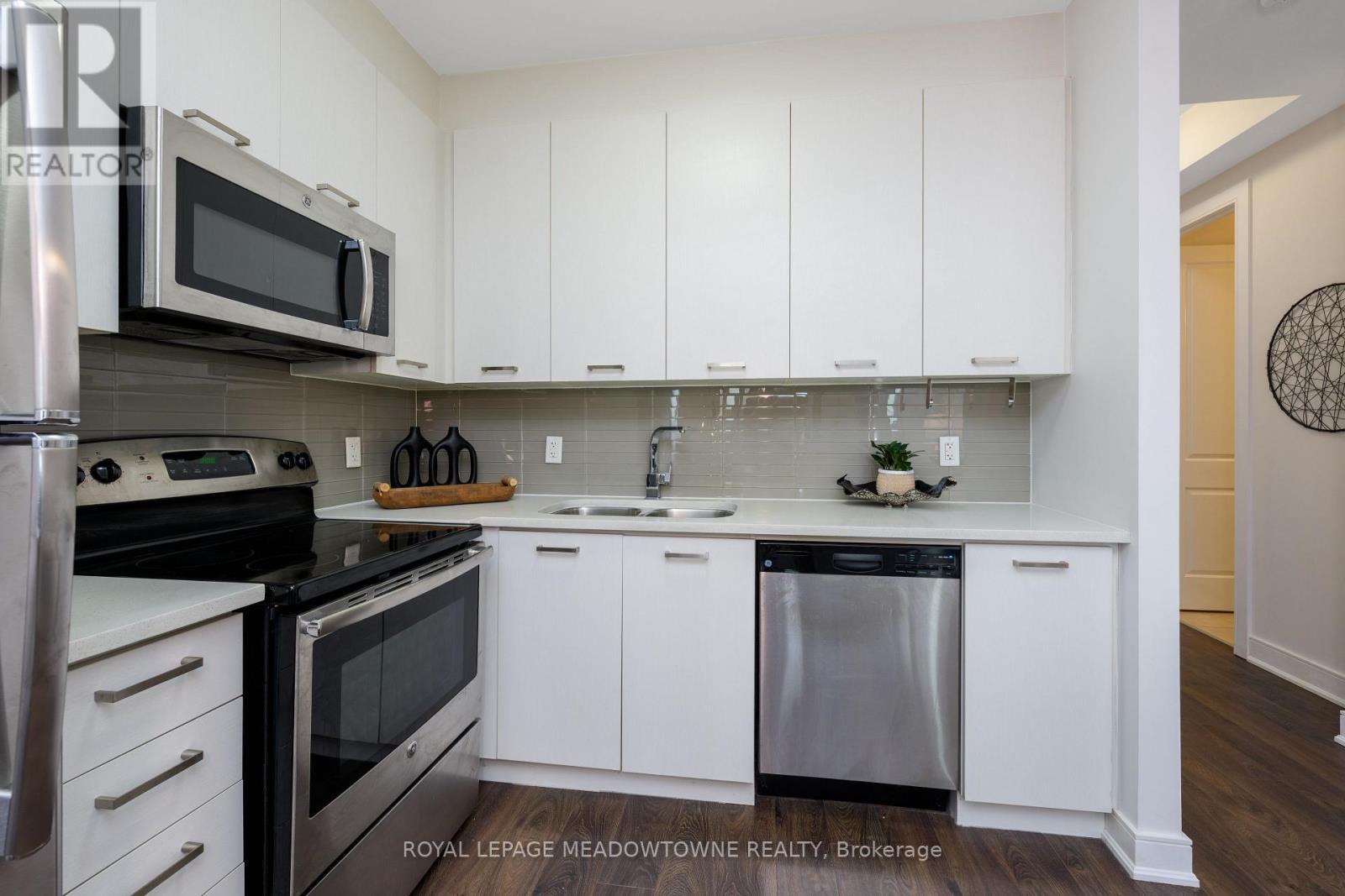 












505 - 150 MAIN STREET W

,
Hamilton,




Ontario
L8P1H8

