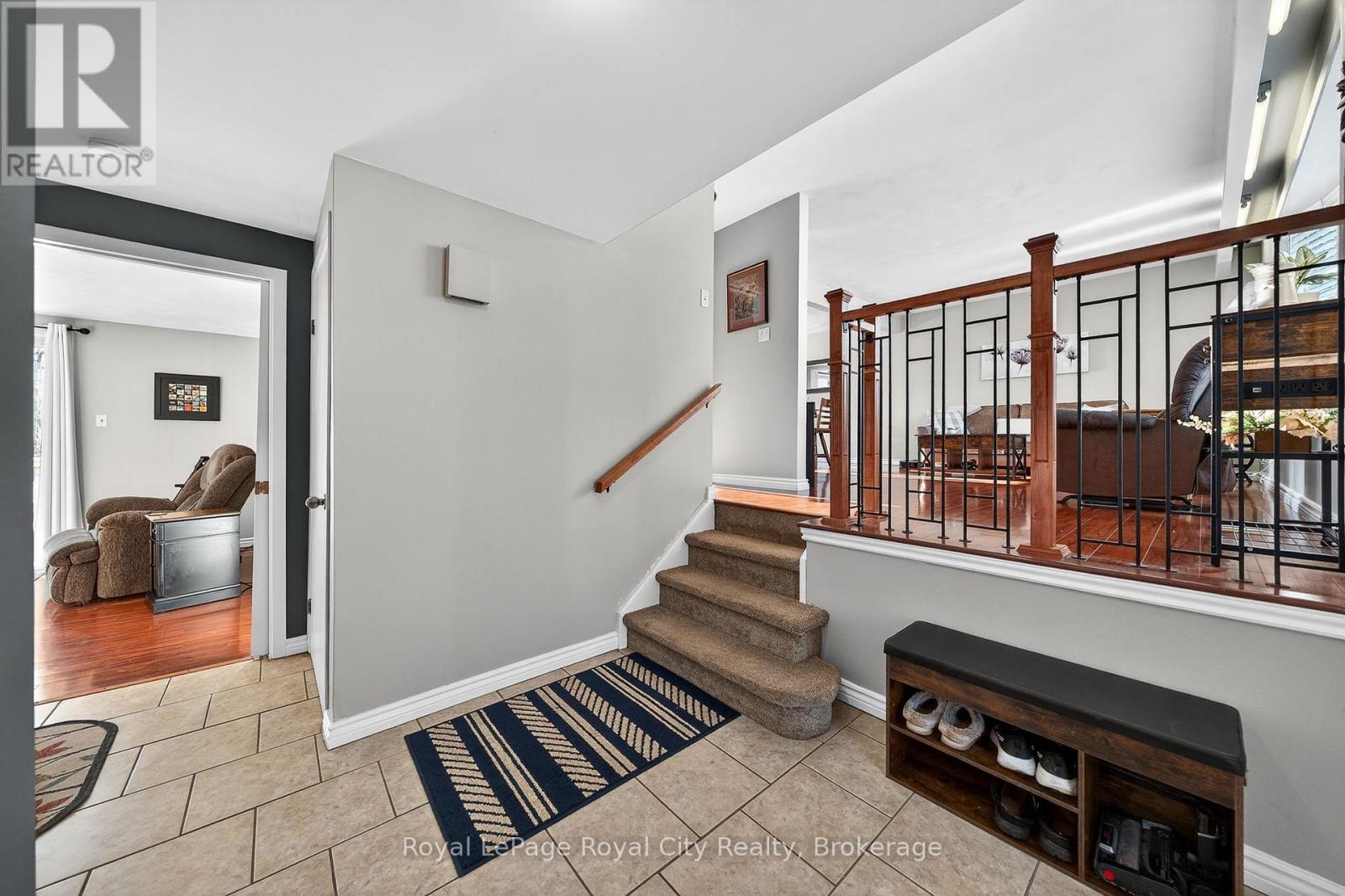 












21 GLENDA COURT

,
Guelph (Willow West/Sugarbush/West Acres),




Ontario
N1H6V6

