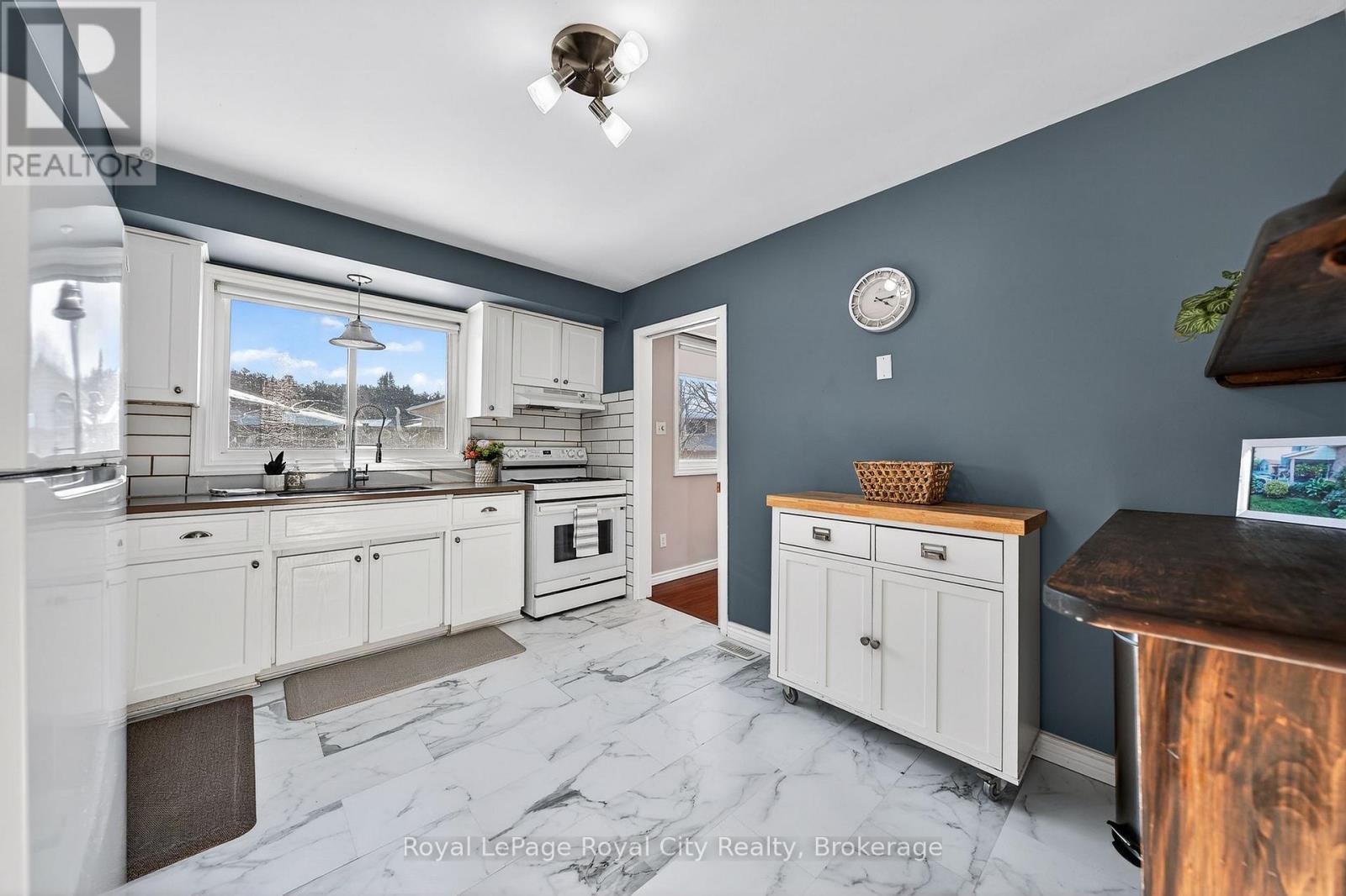 












21 GLENDA COURT

,
Guelph (Willow West/Sugarbush/West Acres),




Ontario
N1H6V6

