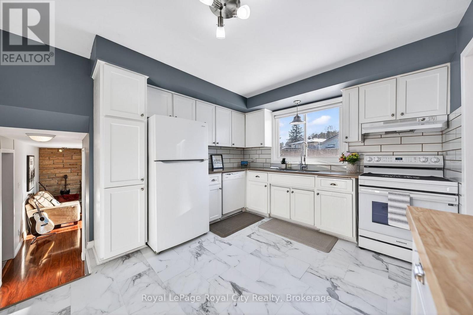 












21 GLENDA COURT

,
Guelph (Willow West/Sugarbush/West Acres),




Ontario
N1H6V6

