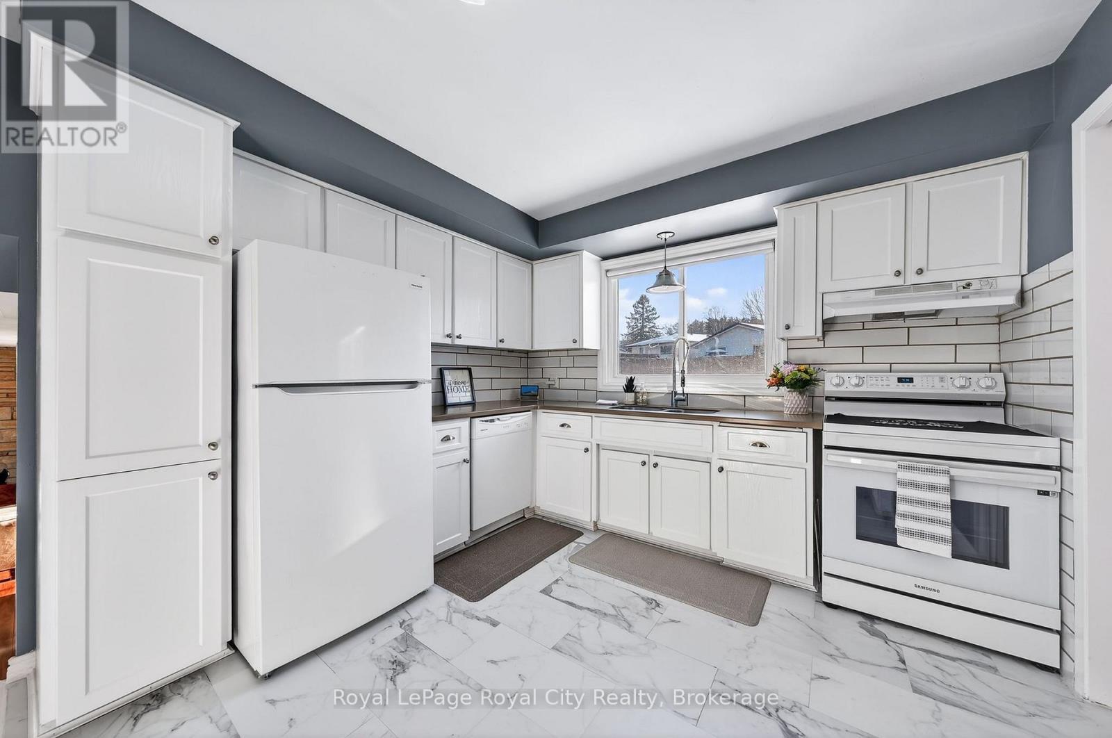 












21 GLENDA COURT

,
Guelph (Willow West/Sugarbush/West Acres),




Ontario
N1H6V6

