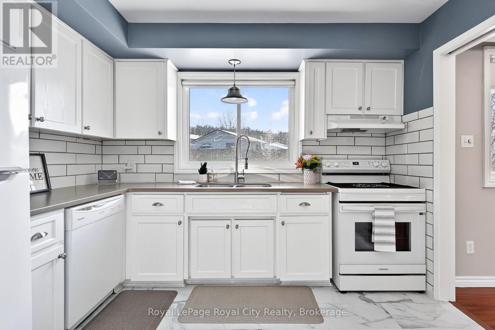 












21 GLENDA COURT

,
Guelph (Willow West/Sugarbush/West Acres),




Ontario
N1H6V6

