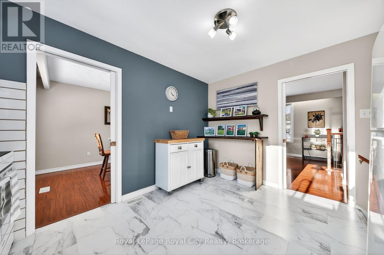 












21 GLENDA COURT

,
Guelph (Willow West/Sugarbush/West Acres),




Ontario
N1H6V6

