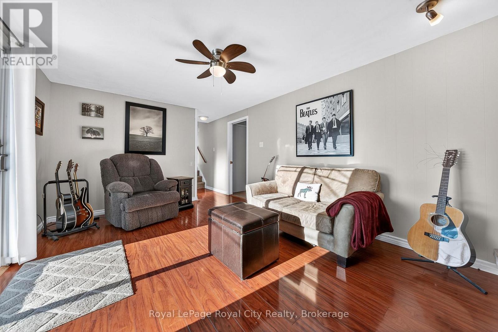 












21 GLENDA COURT

,
Guelph (Willow West/Sugarbush/West Acres),




Ontario
N1H6V6

