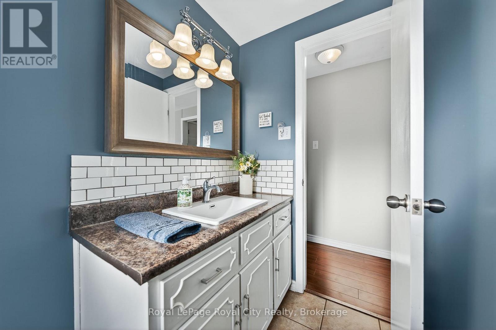 












21 GLENDA COURT

,
Guelph (Willow West/Sugarbush/West Acres),




Ontario
N1H6V6

