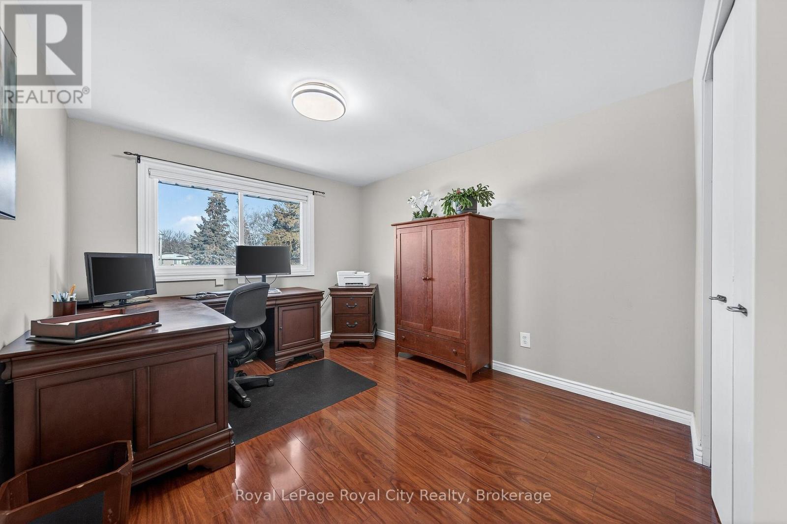 












21 GLENDA COURT

,
Guelph (Willow West/Sugarbush/West Acres),




Ontario
N1H6V6

