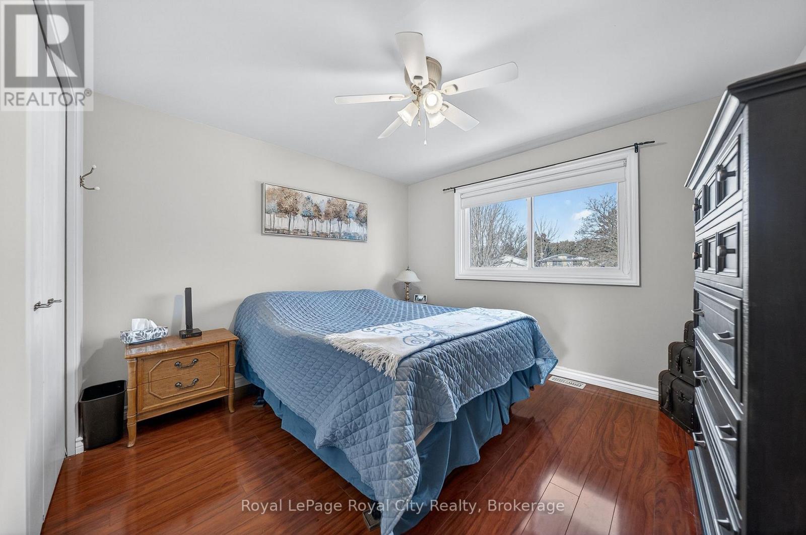 












21 GLENDA COURT

,
Guelph (Willow West/Sugarbush/West Acres),




Ontario
N1H6V6

