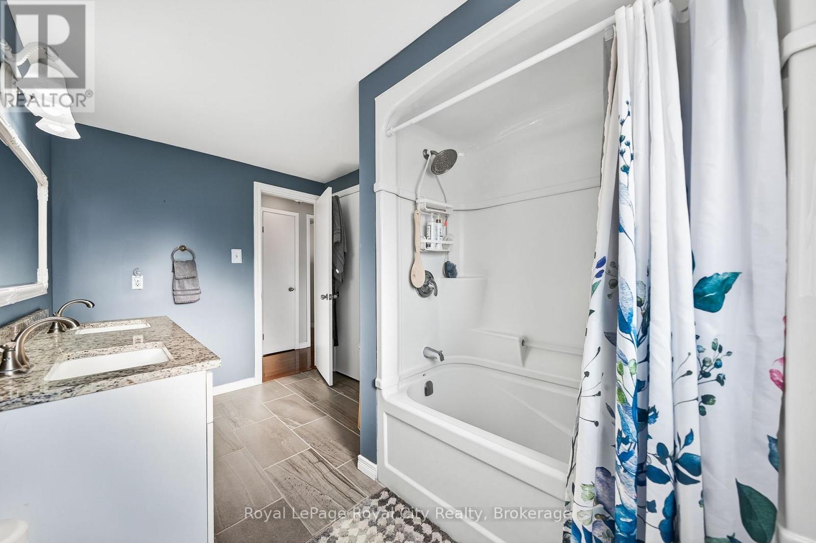 












21 GLENDA COURT

,
Guelph (Willow West/Sugarbush/West Acres),




Ontario
N1H6V6

