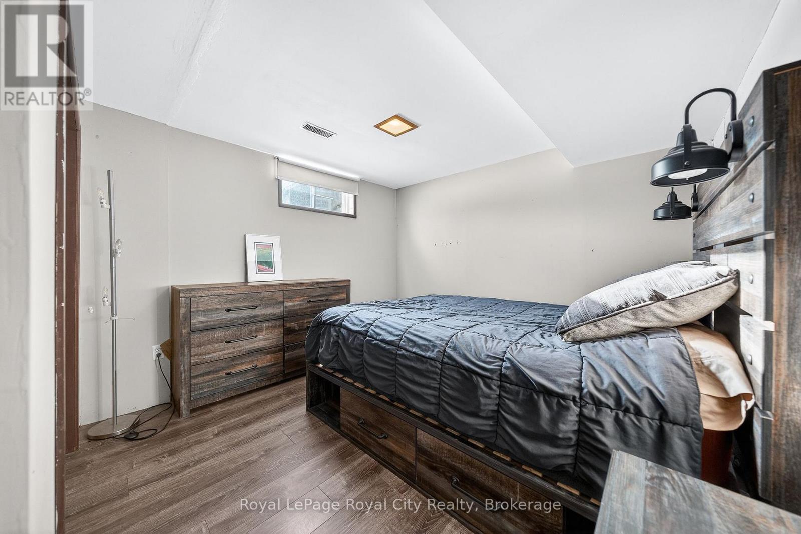 












21 GLENDA COURT

,
Guelph (Willow West/Sugarbush/West Acres),




Ontario
N1H6V6

