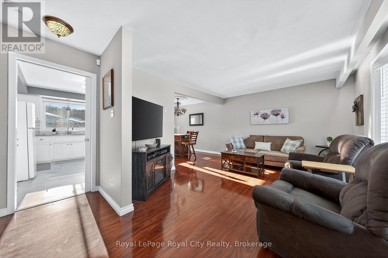 












21 GLENDA COURT

,
Guelph (Willow West/Sugarbush/West Acres),




Ontario
N1H6V6

