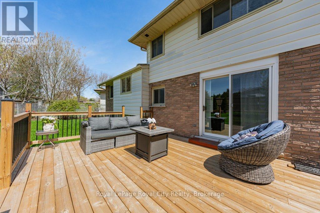












21 GLENDA COURT

,
Guelph (Willow West/Sugarbush/West Acres),




Ontario
N1H6V6

