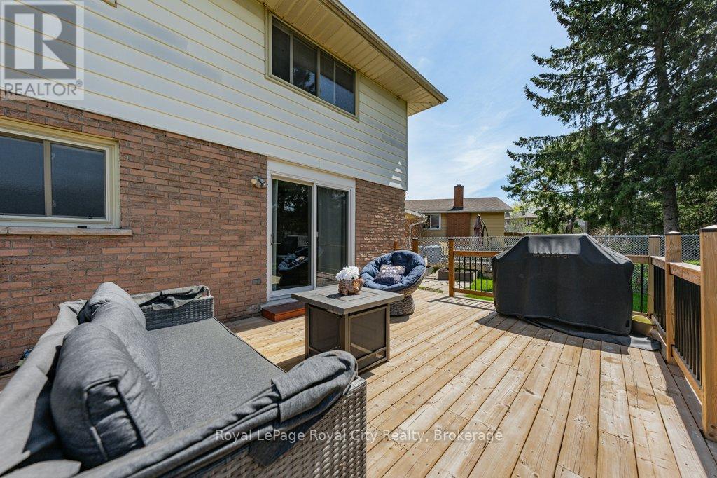 












21 GLENDA COURT

,
Guelph (Willow West/Sugarbush/West Acres),




Ontario
N1H6V6

