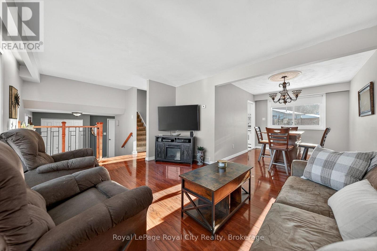 












21 GLENDA COURT

,
Guelph (Willow West/Sugarbush/West Acres),




Ontario
N1H6V6

