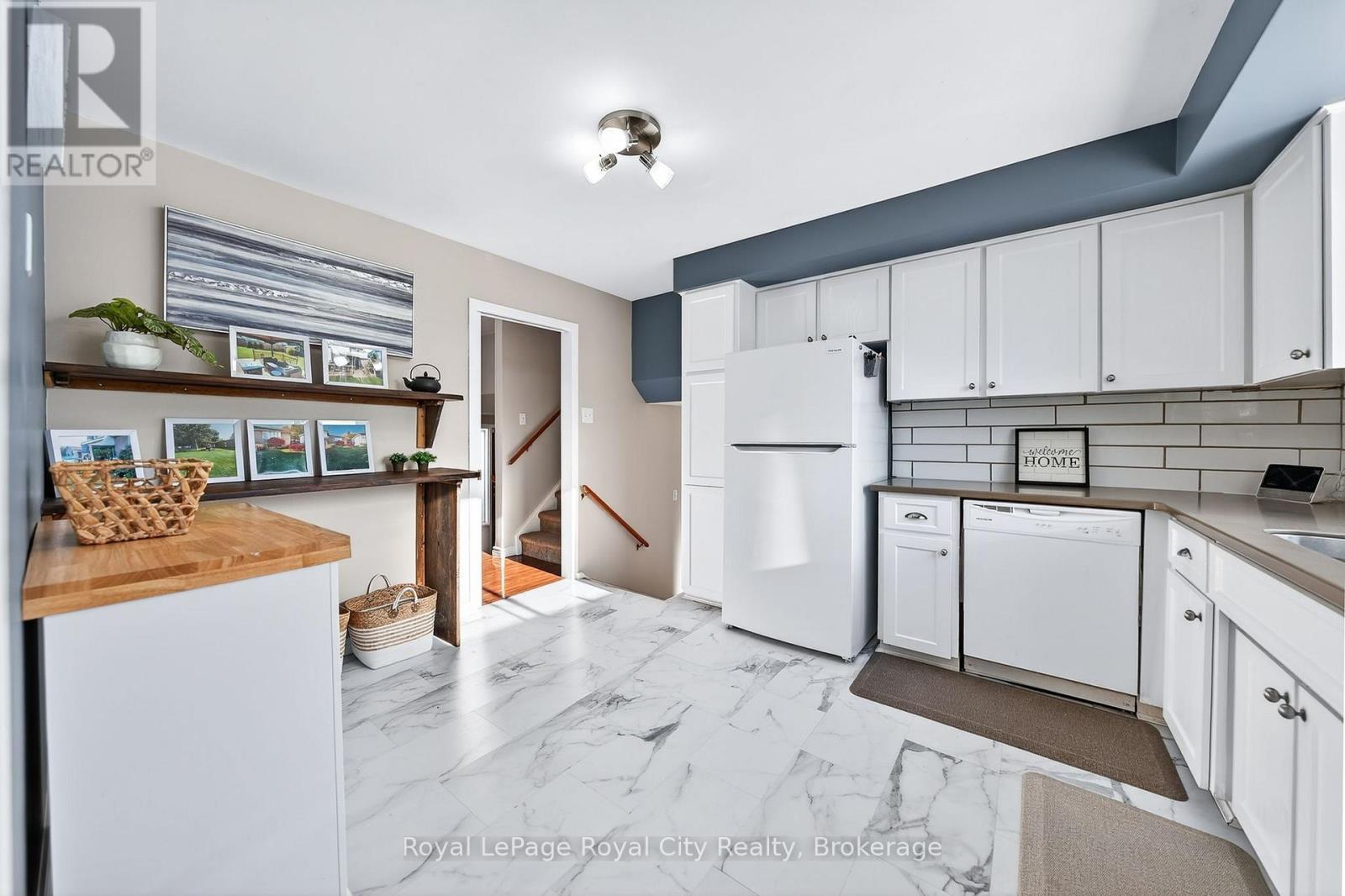 












21 GLENDA COURT

,
Guelph (Willow West/Sugarbush/West Acres),




Ontario
N1H6V6


