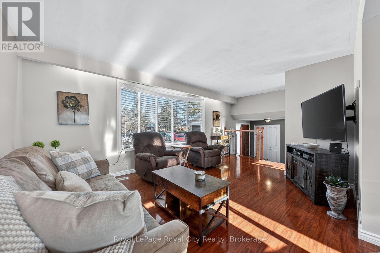 












21 GLENDA COURT

,
Guelph (Willow West/Sugarbush/West Acres),




Ontario
N1H6V6

