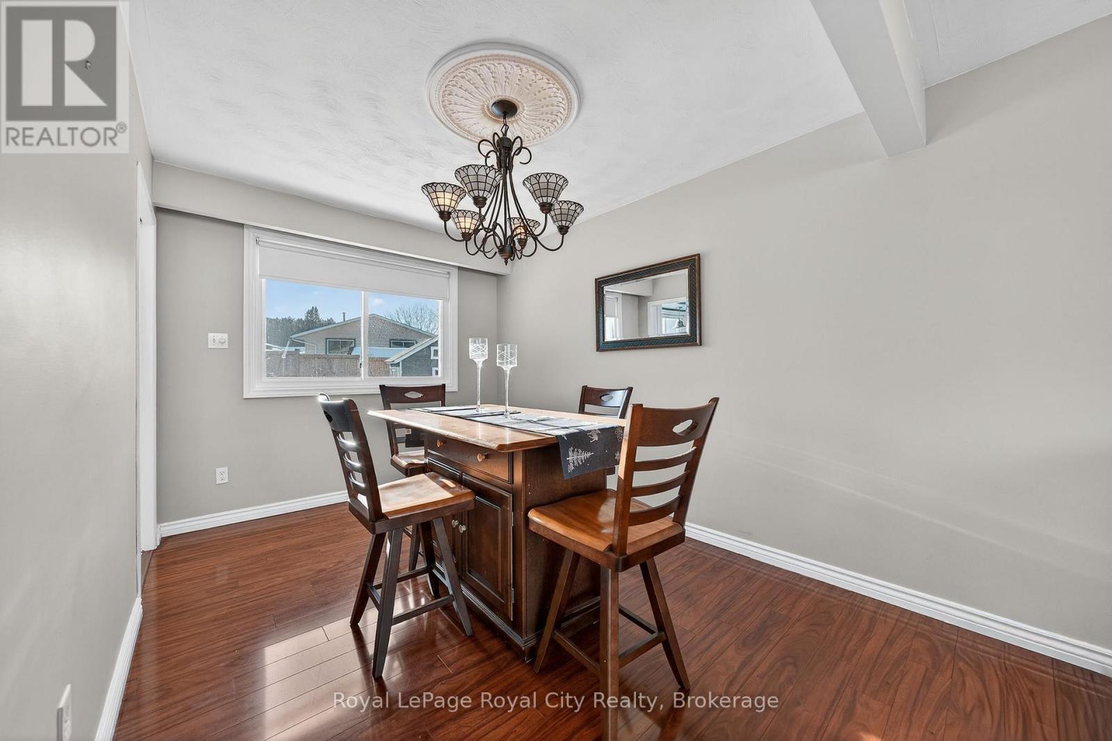 












21 GLENDA COURT

,
Guelph (Willow West/Sugarbush/West Acres),




Ontario
N1H6V6

