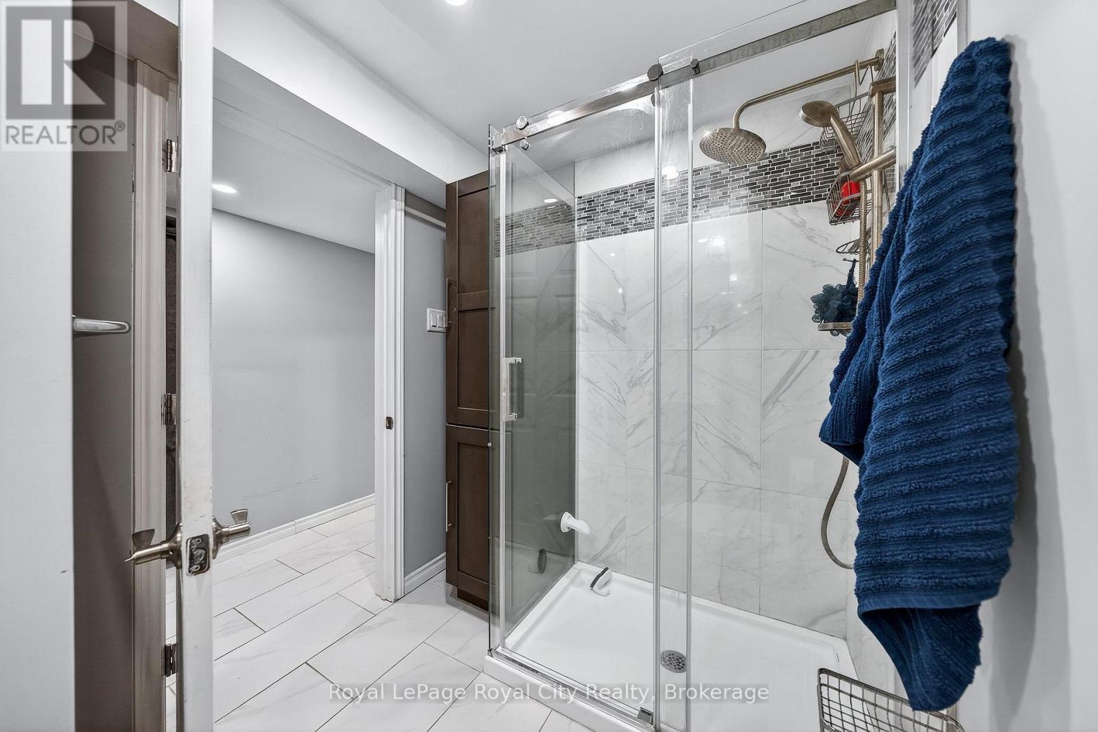 












21 GLENDA COURT

,
Guelph (Willow West/Sugarbush/West Acres),




Ontario
N1H6V6

